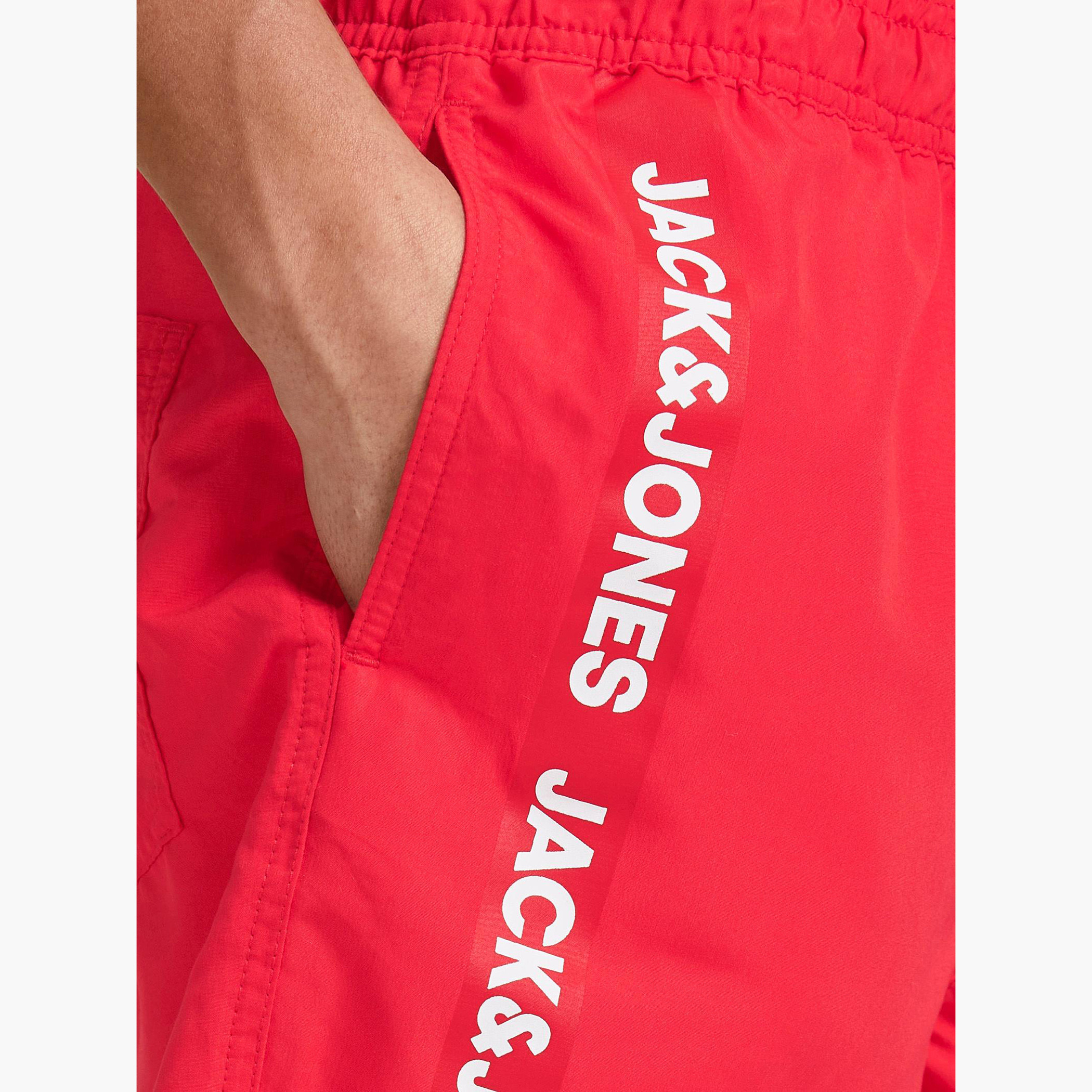شورت سادة سليم فيت بخصر متوسّط الارتفاع وجيوب من جاك & جونز-men-clothing-bottoms-shorts-image-12