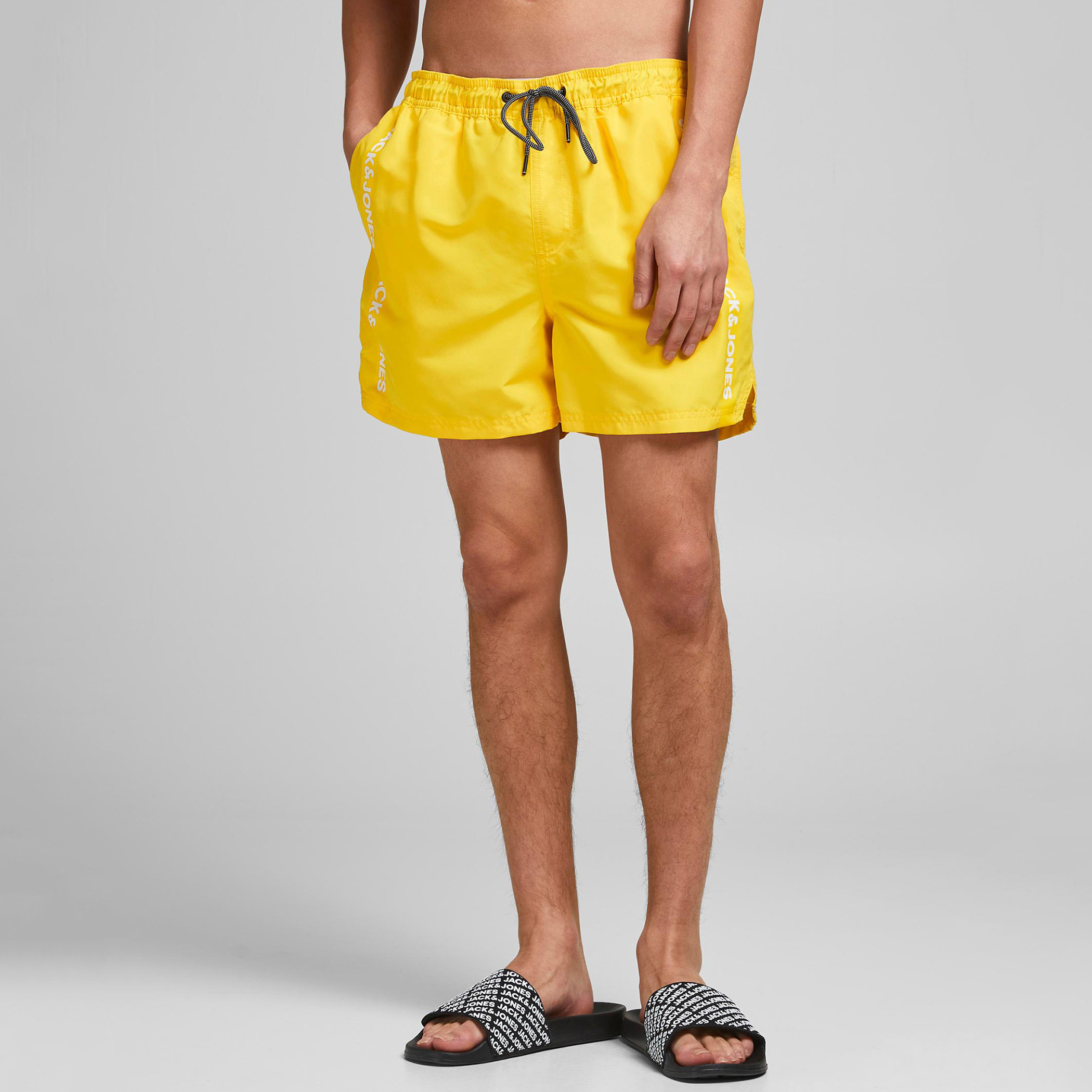 شورت سادة سليم فيت بخصر متوسّط الارتفاع وجيوب من جاك & جونز-men-clothing-bottoms-shorts-image-1