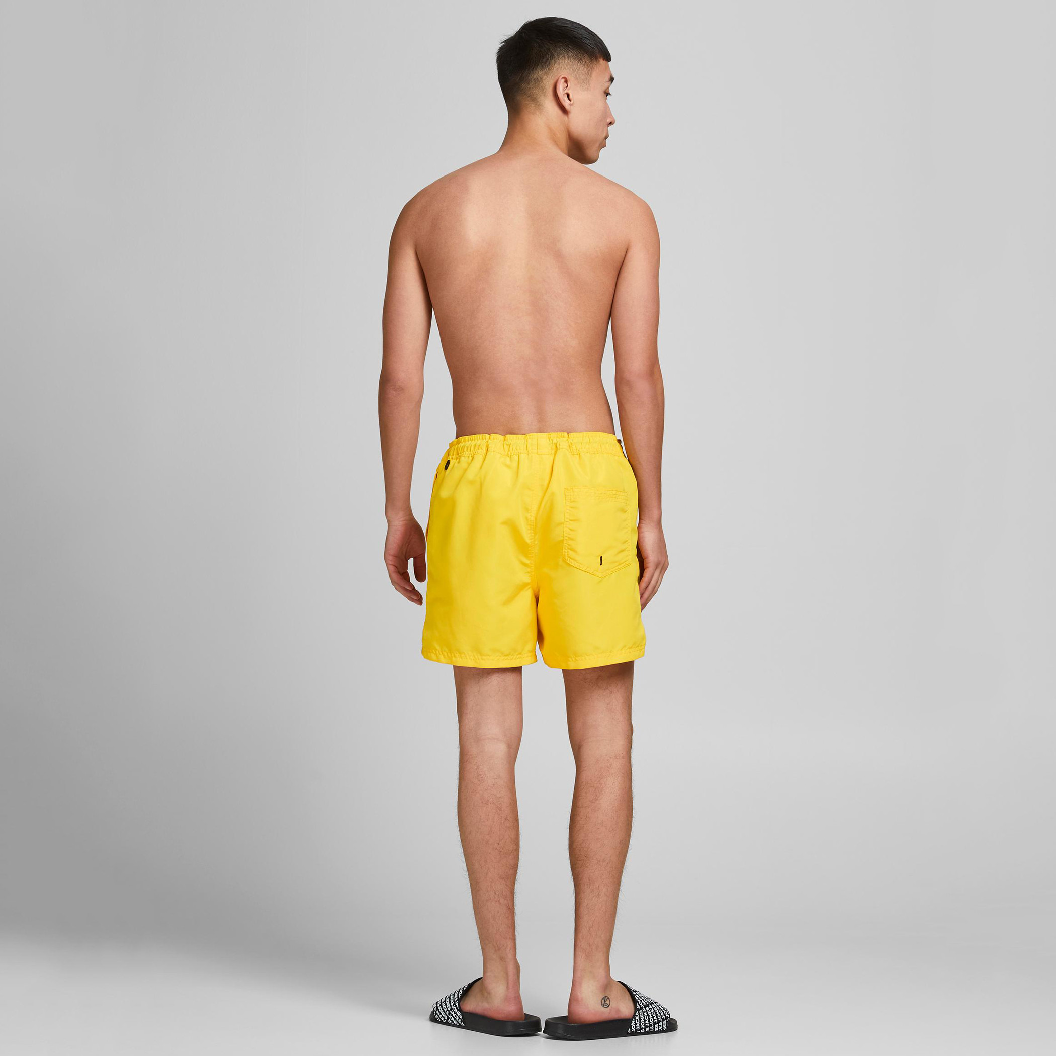 شورت سادة سليم فيت بخصر متوسّط الارتفاع وجيوب من جاك & جونز-men-clothing-bottoms-shorts-image-2