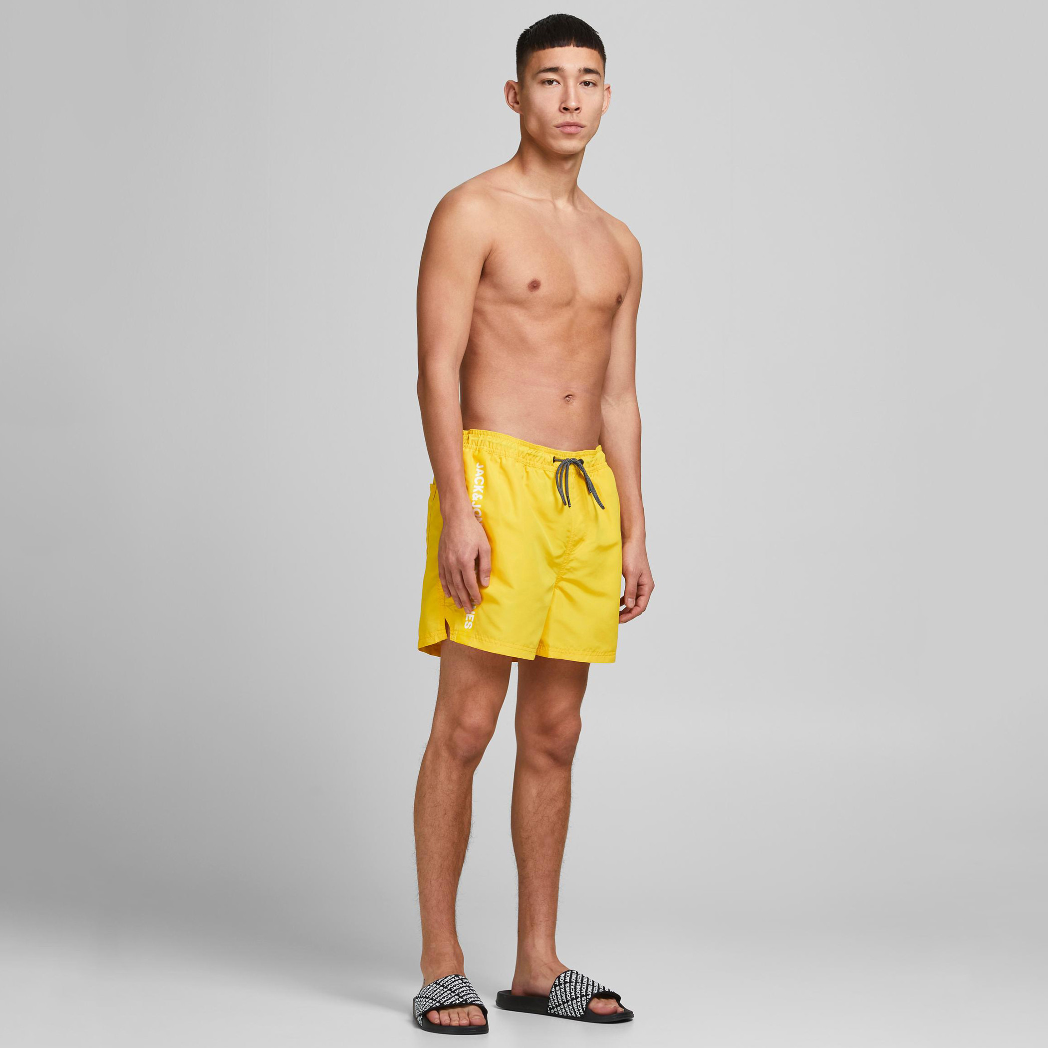 شورت سادة سليم فيت بخصر متوسّط الارتفاع وجيوب من جاك & جونز-men-clothing-bottoms-shorts-image-4