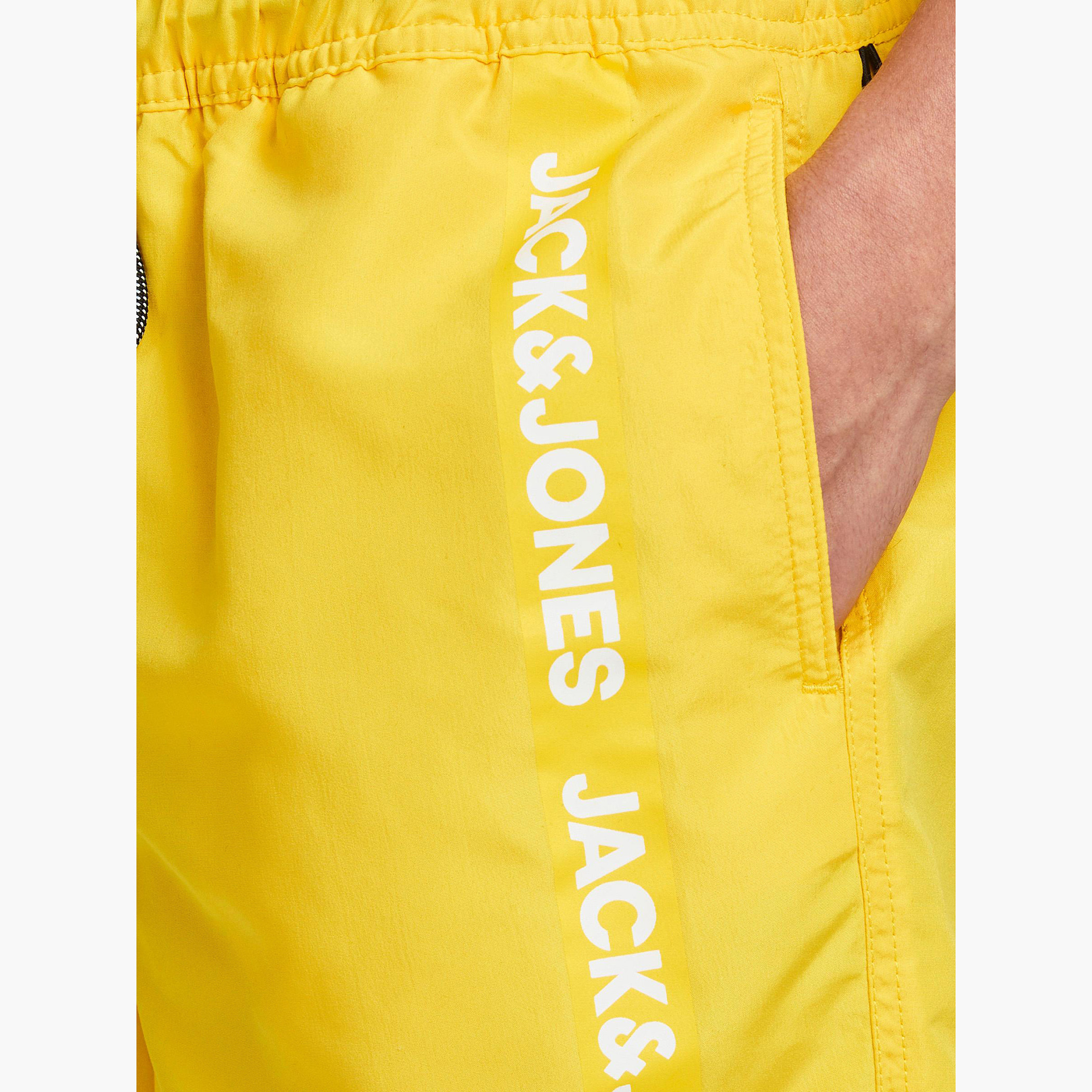 شورت سادة سليم فيت بخصر متوسّط الارتفاع وجيوب من جاك & جونز-men-clothing-bottoms-shorts-image-5