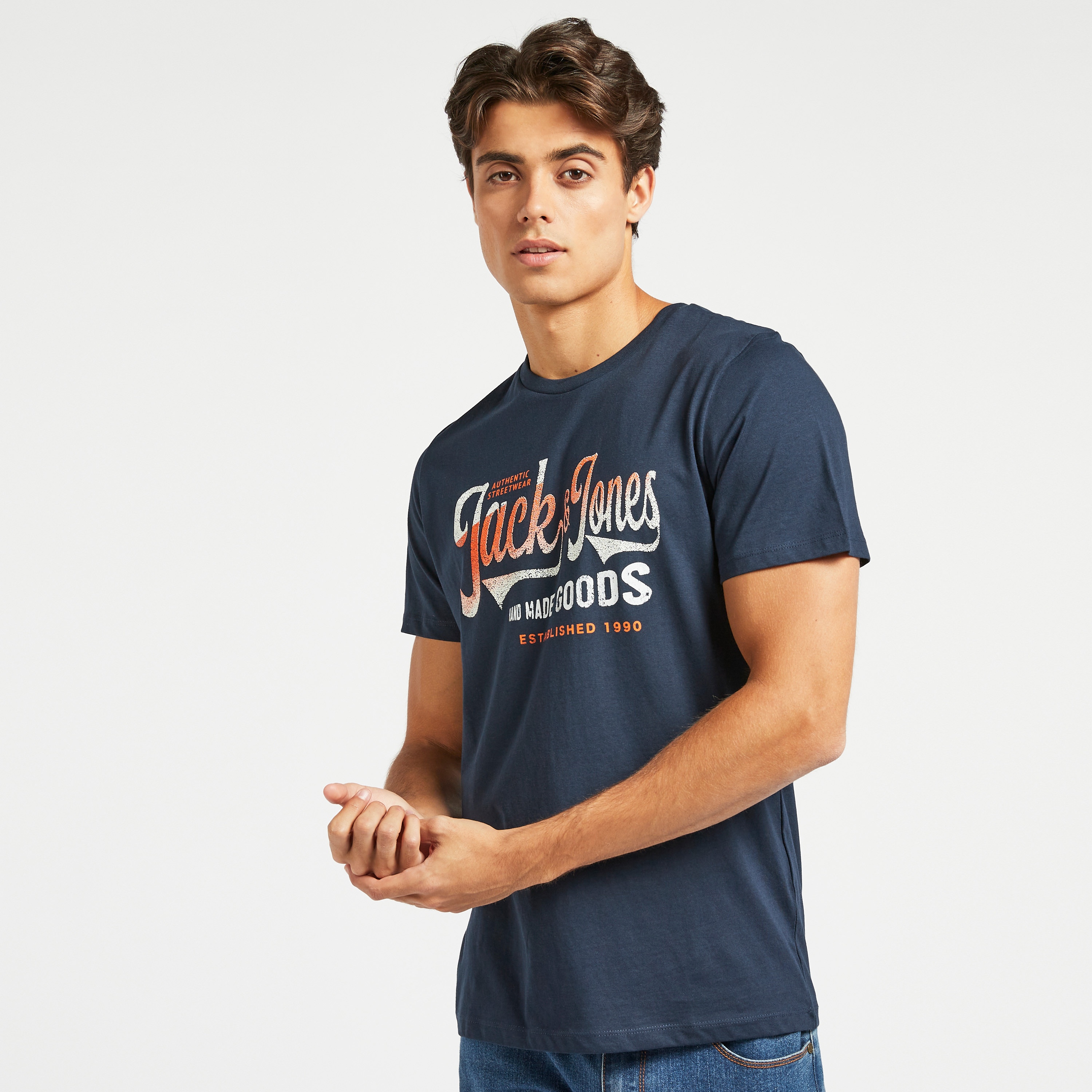 تيشيرت بأكمام قصيرة وياقة ضيّقة وطبعات من جاك & جونز-men-clothing-tshirtsandpolos-tshirts-image-1