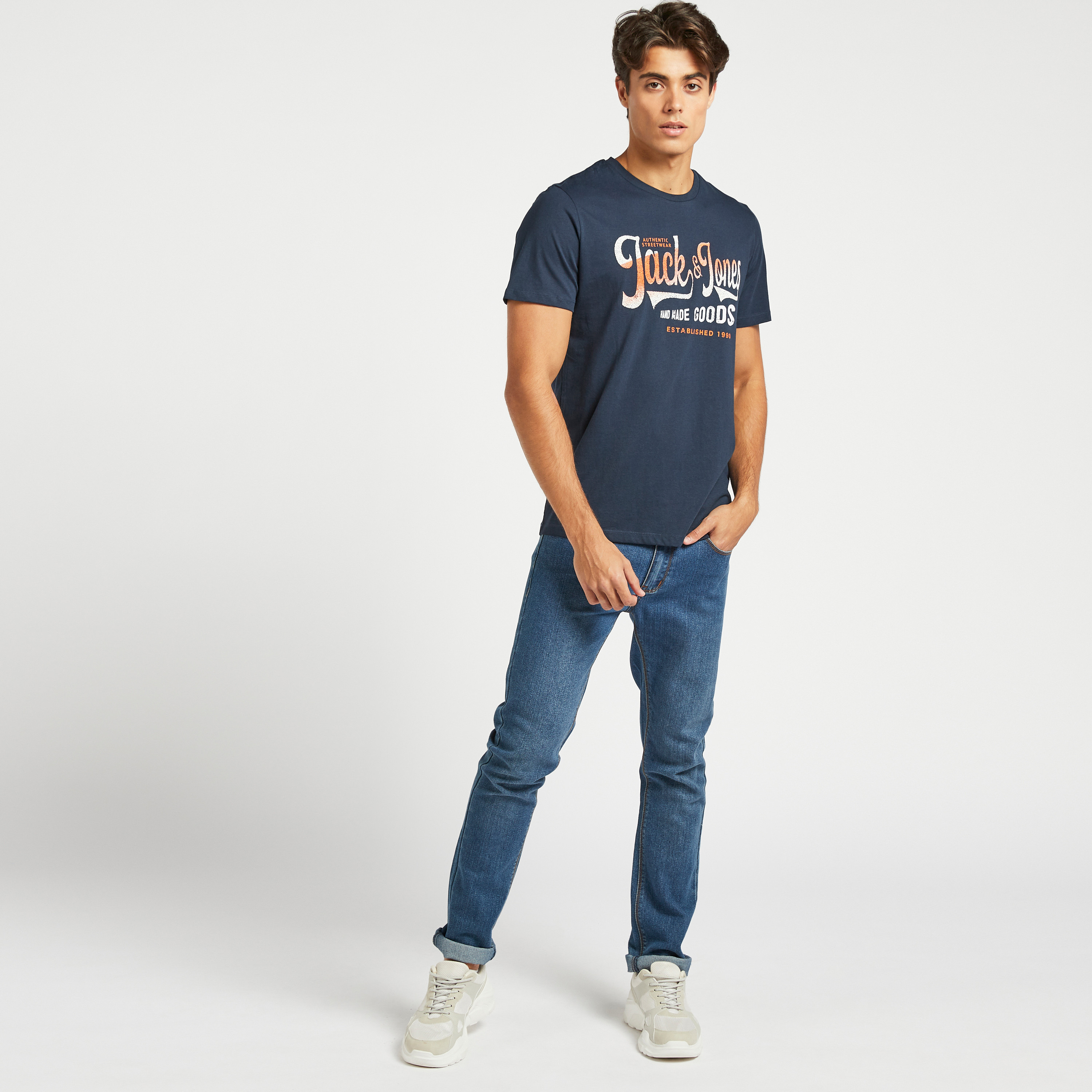 تيشيرت بأكمام قصيرة وياقة ضيّقة وطبعات من جاك & جونز-men-clothing-tshirtsandpolos-tshirts-image-2