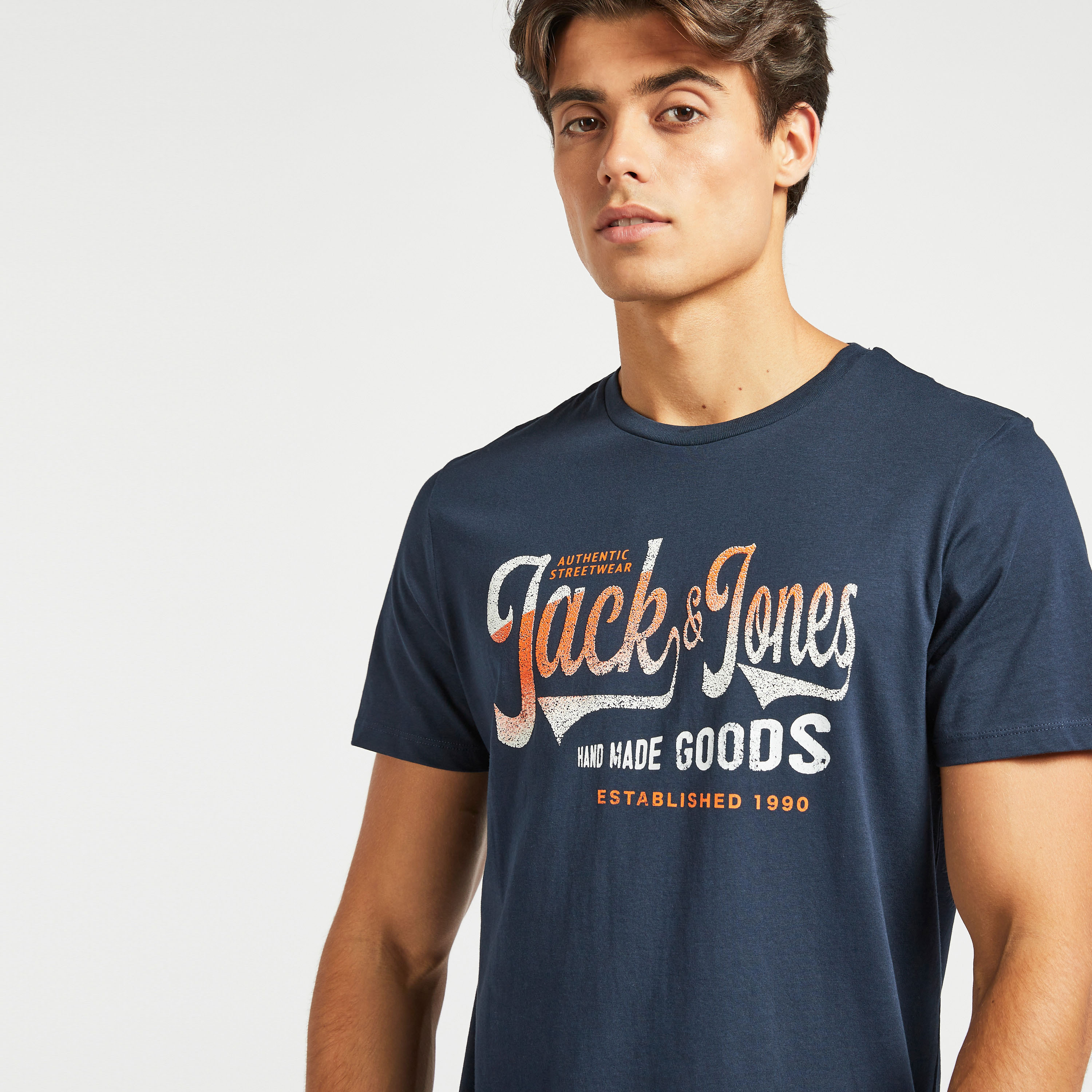 تيشيرت بأكمام قصيرة وياقة ضيّقة وطبعات من جاك & جونز-men-clothing-tshirtsandpolos-tshirts-image-3