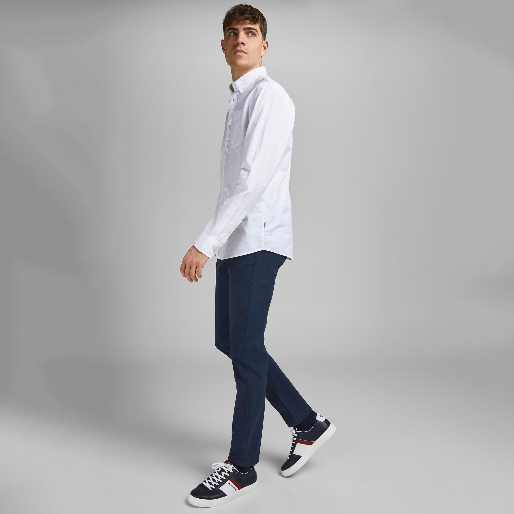 بنطلون شينو سادة طويل بخصر متوسّط الارتفاع وزر إغلاق من جاك & جونز-men-clothing-bottoms-trousersandchinos-chinos-image-3
