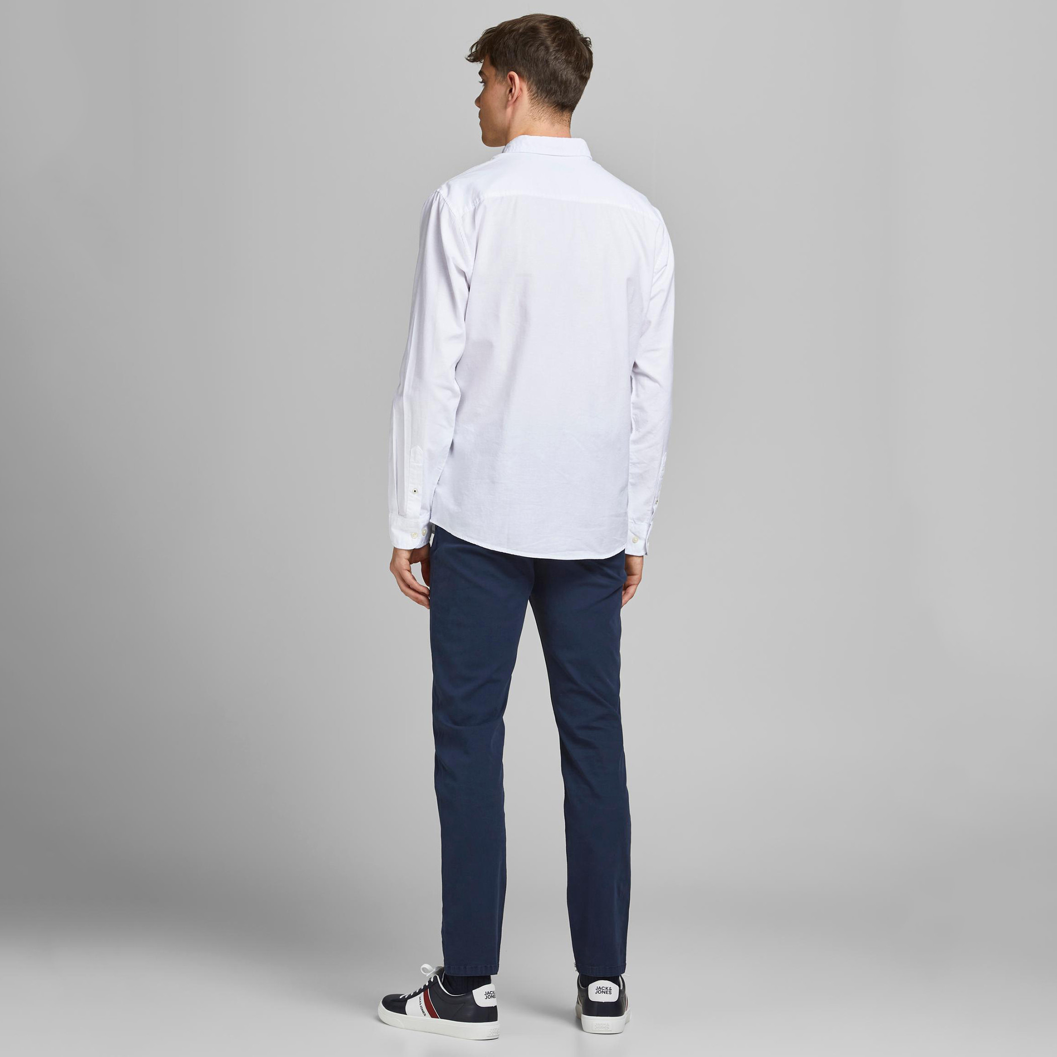 بنطلون شينو سادة طويل بخصر متوسّط الارتفاع وزر إغلاق من جاك & جونز-men-clothing-bottoms-trousersandchinos-chinos-image-4