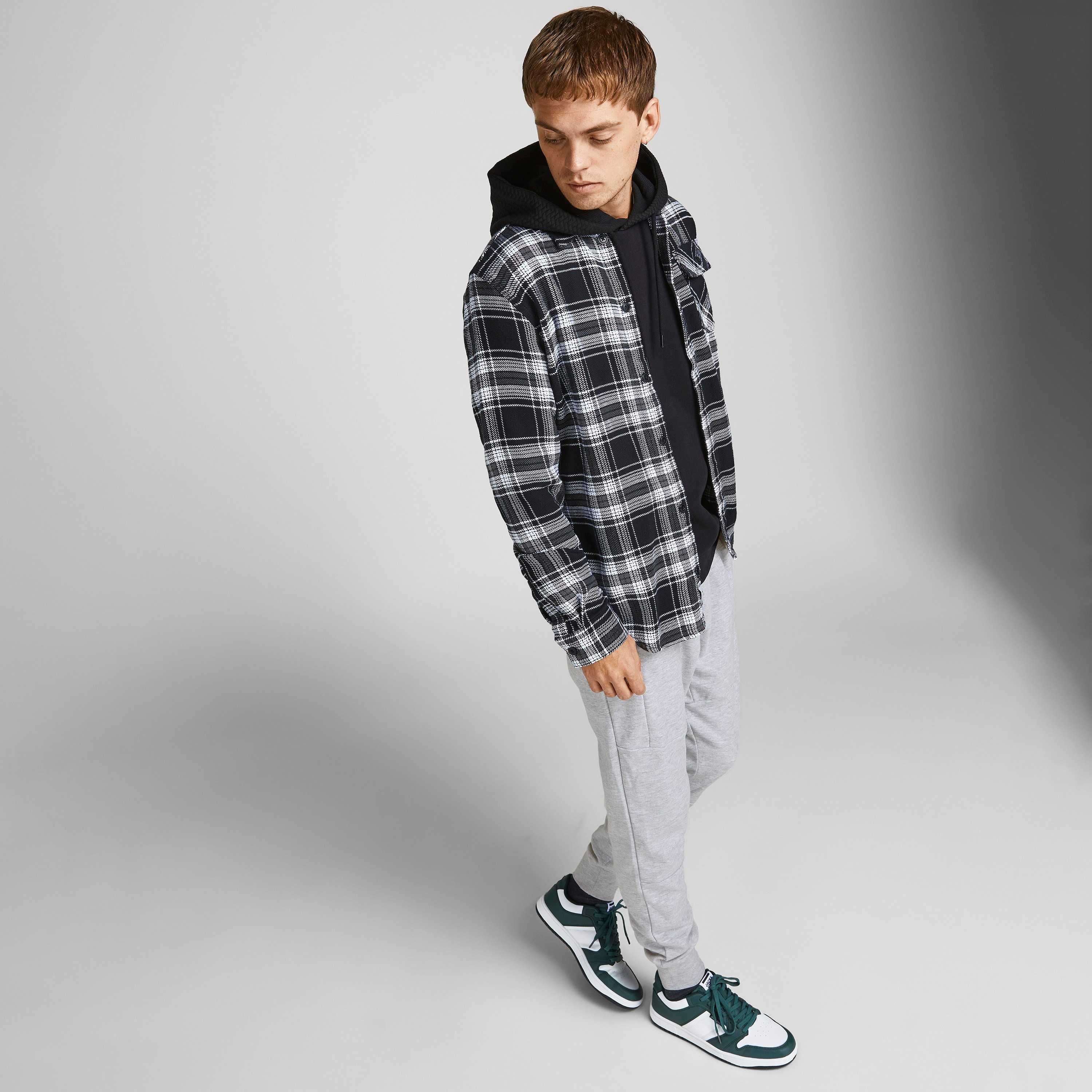 بنطلون من جاك آند جونز برباط بخصر منخفض سادة-men-clothing-bottoms-joggers-image-10