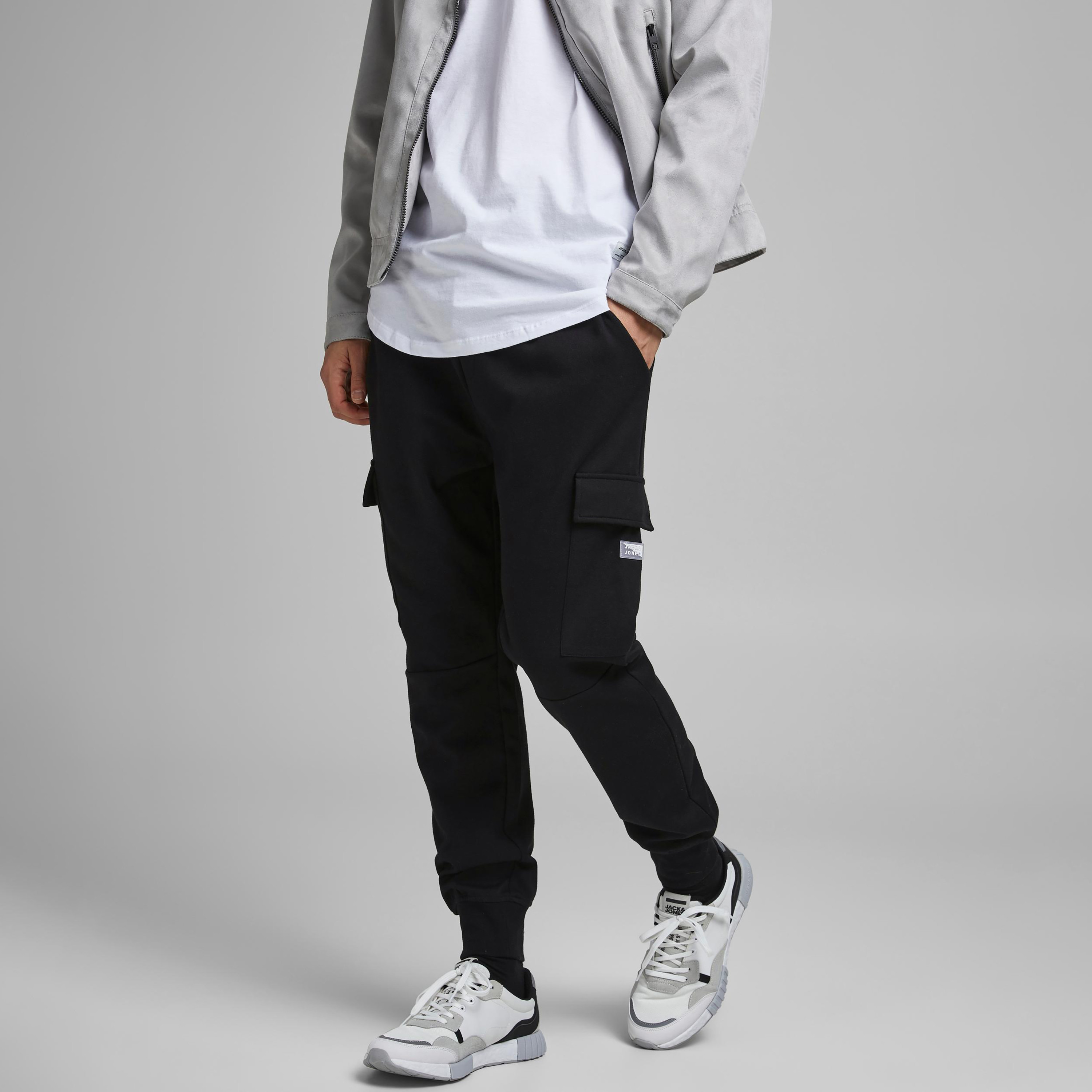 بنطلون رياضي من جاك آند جونز برباط بخصر متوسط سادة-men-clothing-bottoms-joggers-image-1