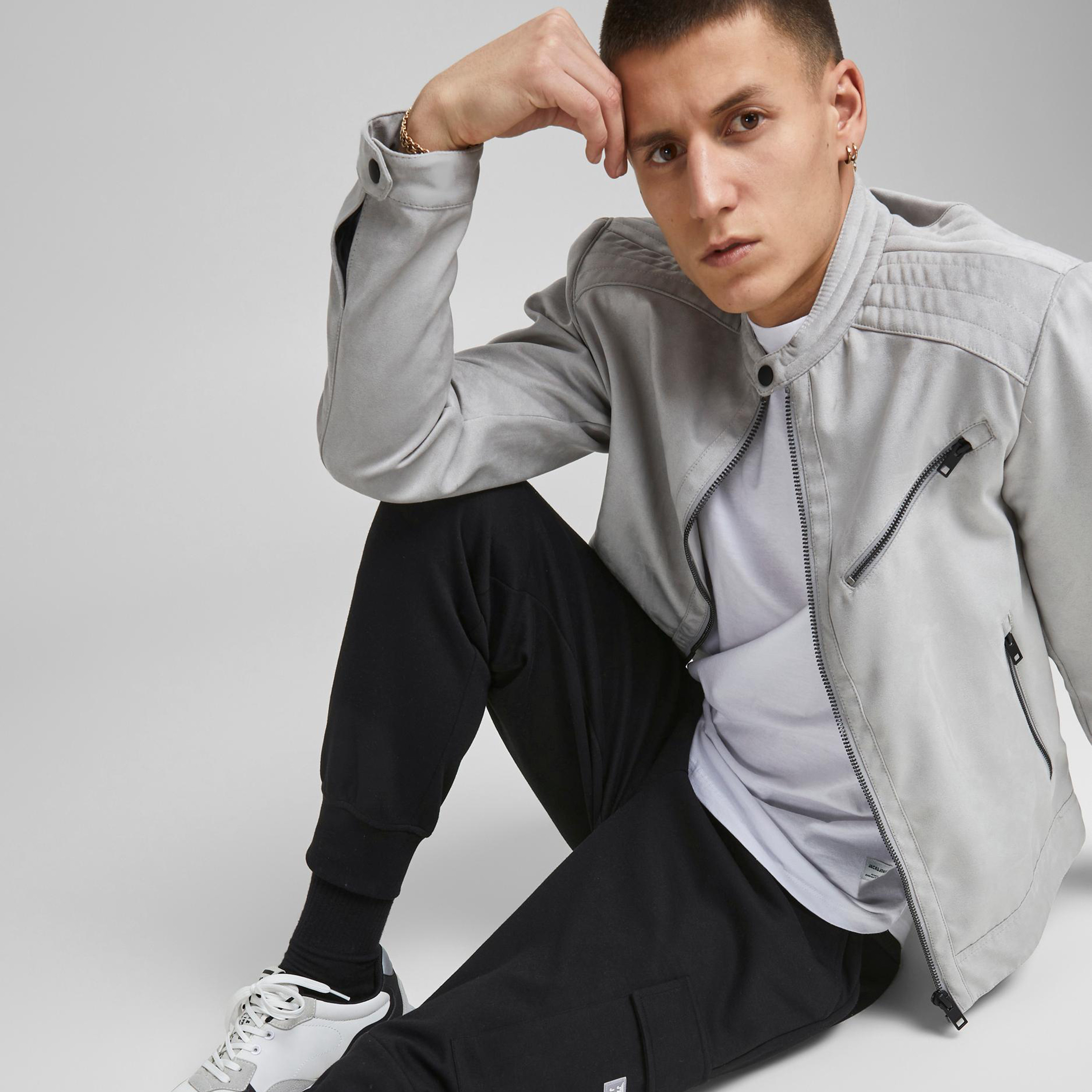 بنطلون رياضي من جاك آند جونز برباط بخصر متوسط سادة-men-clothing-bottoms-joggers-image-4