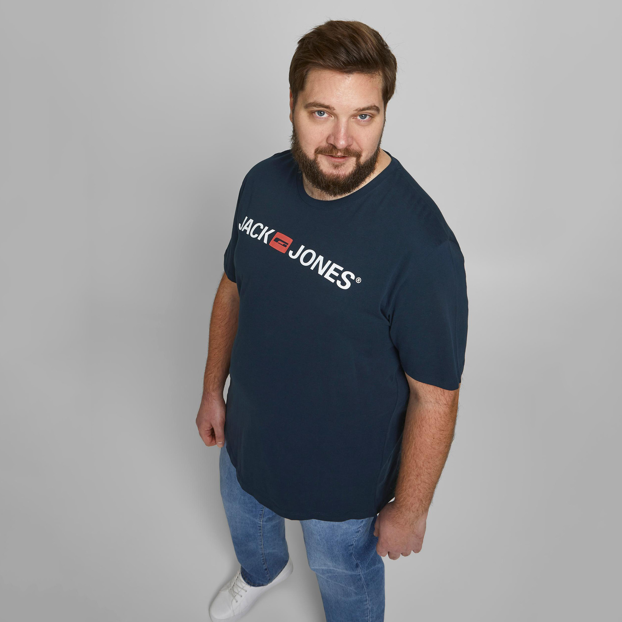 تيشيرت بياقة ضيّقة وأكمام قصيرة وطبعات من جاك & جونز-men-clothing-tshirtsandpolos-tshirts-image-2