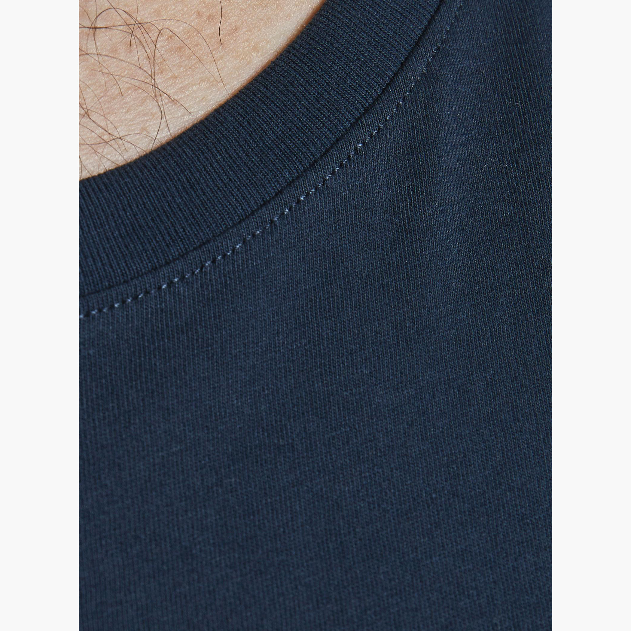 تيشيرت بياقة ضيّقة وأكمام قصيرة وطبعات من جاك & جونز-men-clothing-tshirtsandpolos-tshirts-image-5