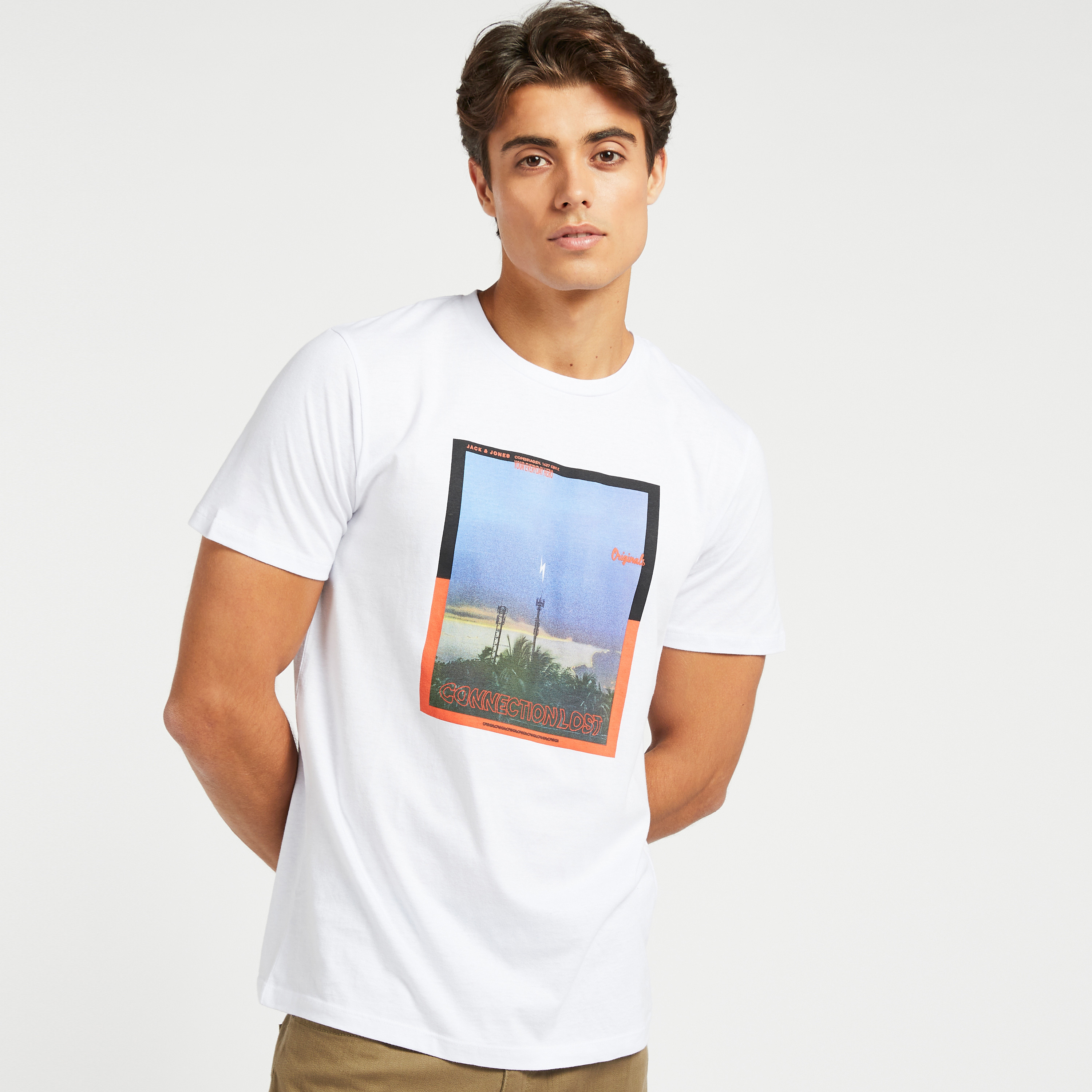 تيشيرت بأكمام قصيرة وياقة ضيّقة وطبعات من جاك & جونز-men-clothing-tshirtsandpolos-tshirts-image-1