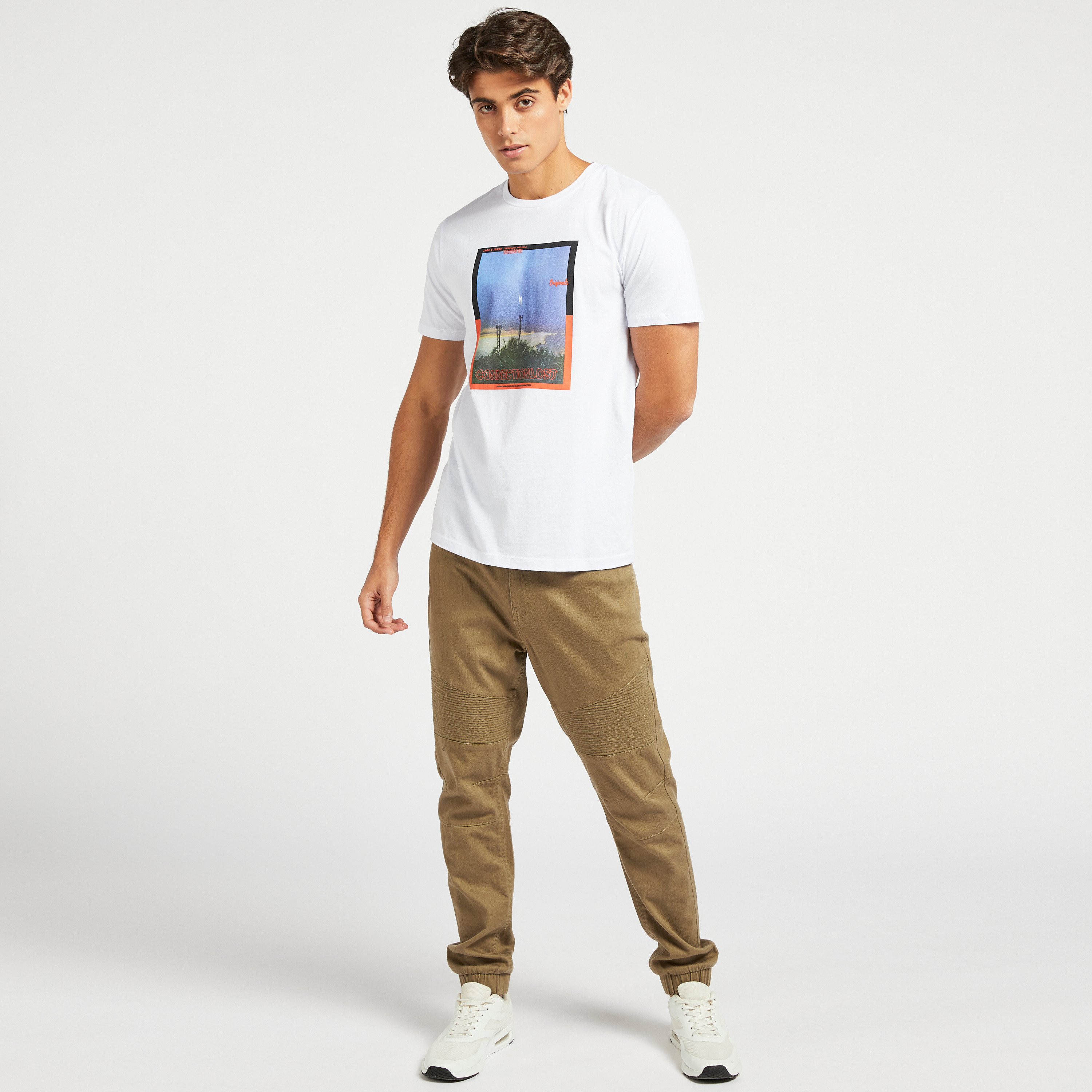 تيشيرت بأكمام قصيرة وياقة ضيّقة وطبعات من جاك & جونز-men-clothing-tshirtsandpolos-tshirts-image-2