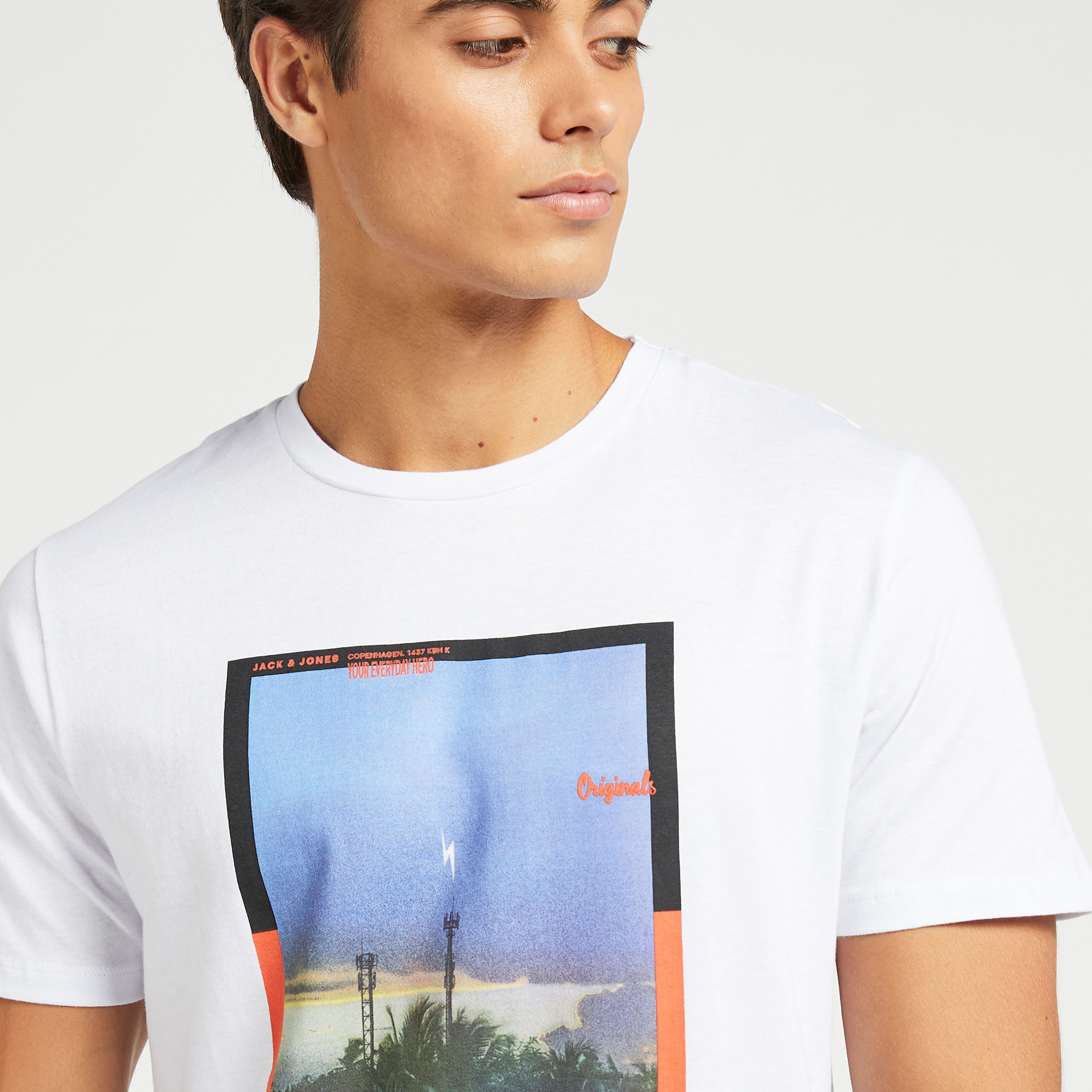 تيشيرت بأكمام قصيرة وياقة ضيّقة وطبعات من جاك & جونز-men-clothing-tshirtsandpolos-tshirts-image-3
