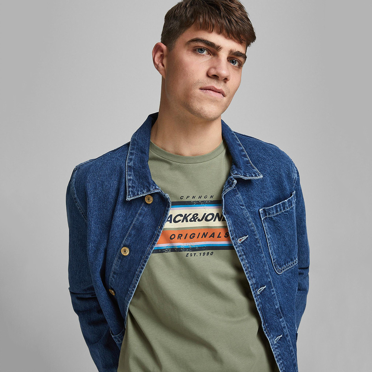 تيشيرت بياقة ضيّقة وأكمام قصيرة وطبعات من جاك&جونز-men-clothing-tshirtsandpolos-tshirts-image-2