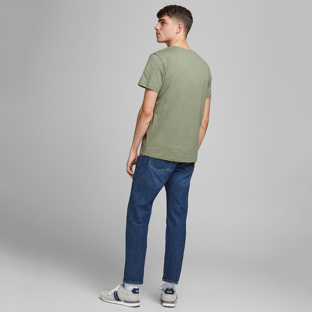 تيشيرت بياقة ضيّقة وأكمام قصيرة وطبعات من جاك&جونز-men-clothing-tshirtsandpolos-tshirts-image-4