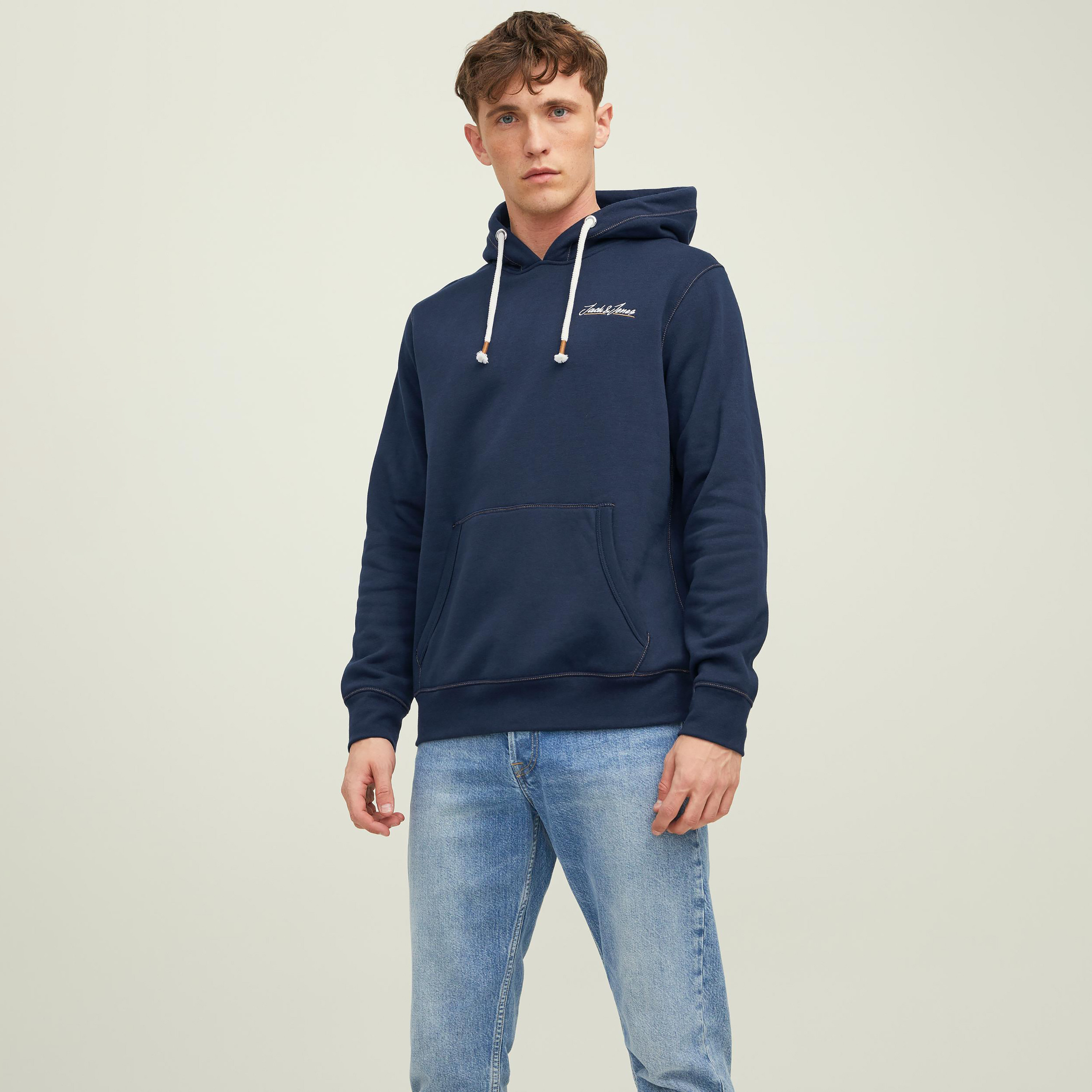 هودي جاك آند جونز بجيب كانغارو سادة بلون ازرق كحلي للرجال-men-winterwear-hoodiesandsweatshirts-image-1