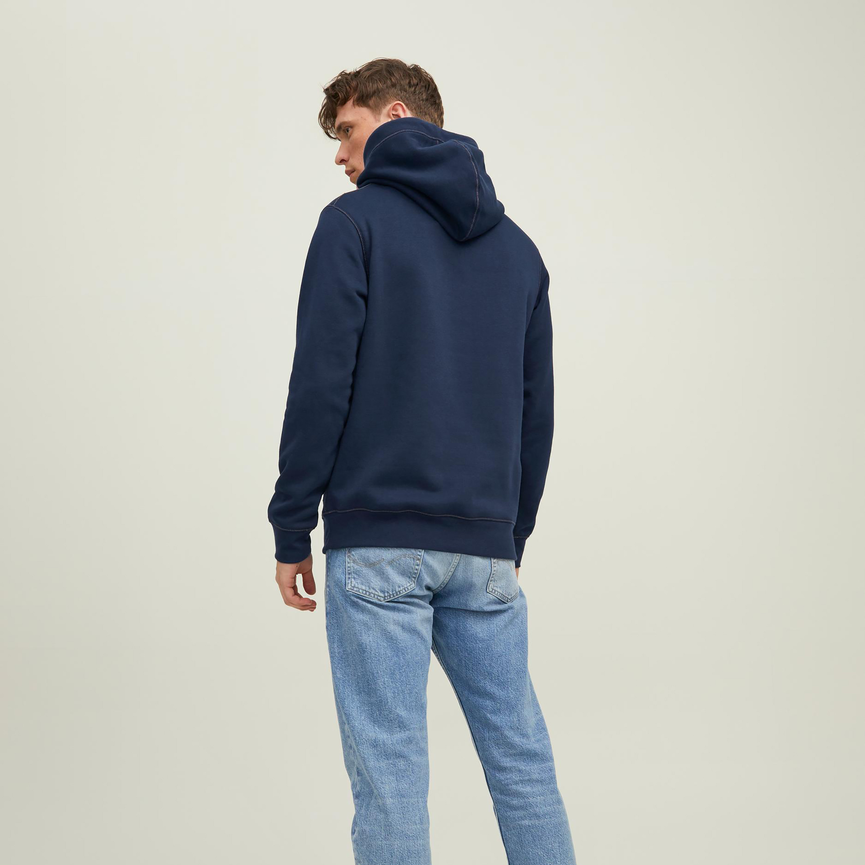 هودي جاك آند جونز بجيب كانغارو سادة بلون ازرق كحلي للرجال-men-winterwear-hoodiesandsweatshirts-image-2
