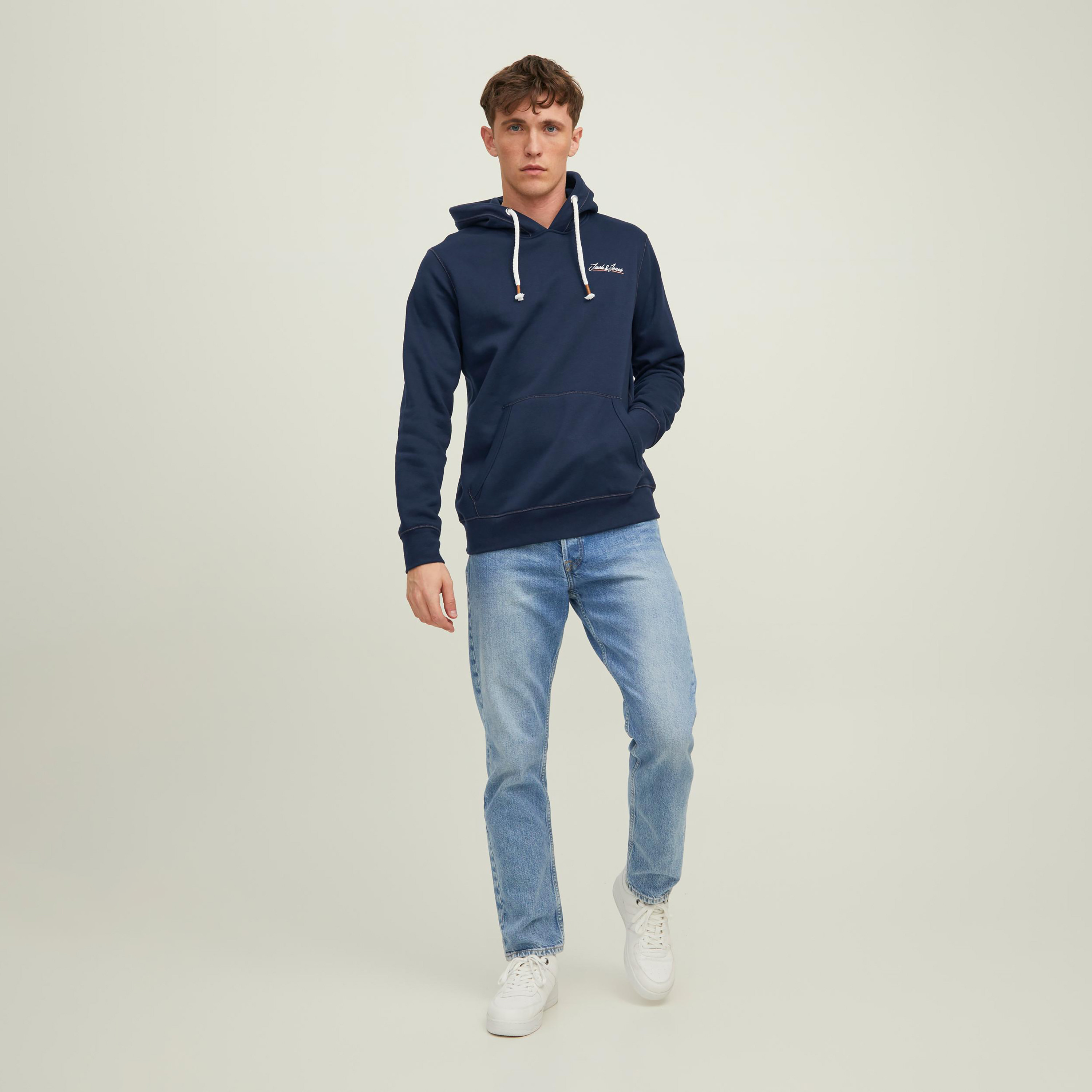 هودي جاك آند جونز بجيب كانغارو سادة بلون ازرق كحلي للرجال-men-winterwear-hoodiesandsweatshirts-image-4