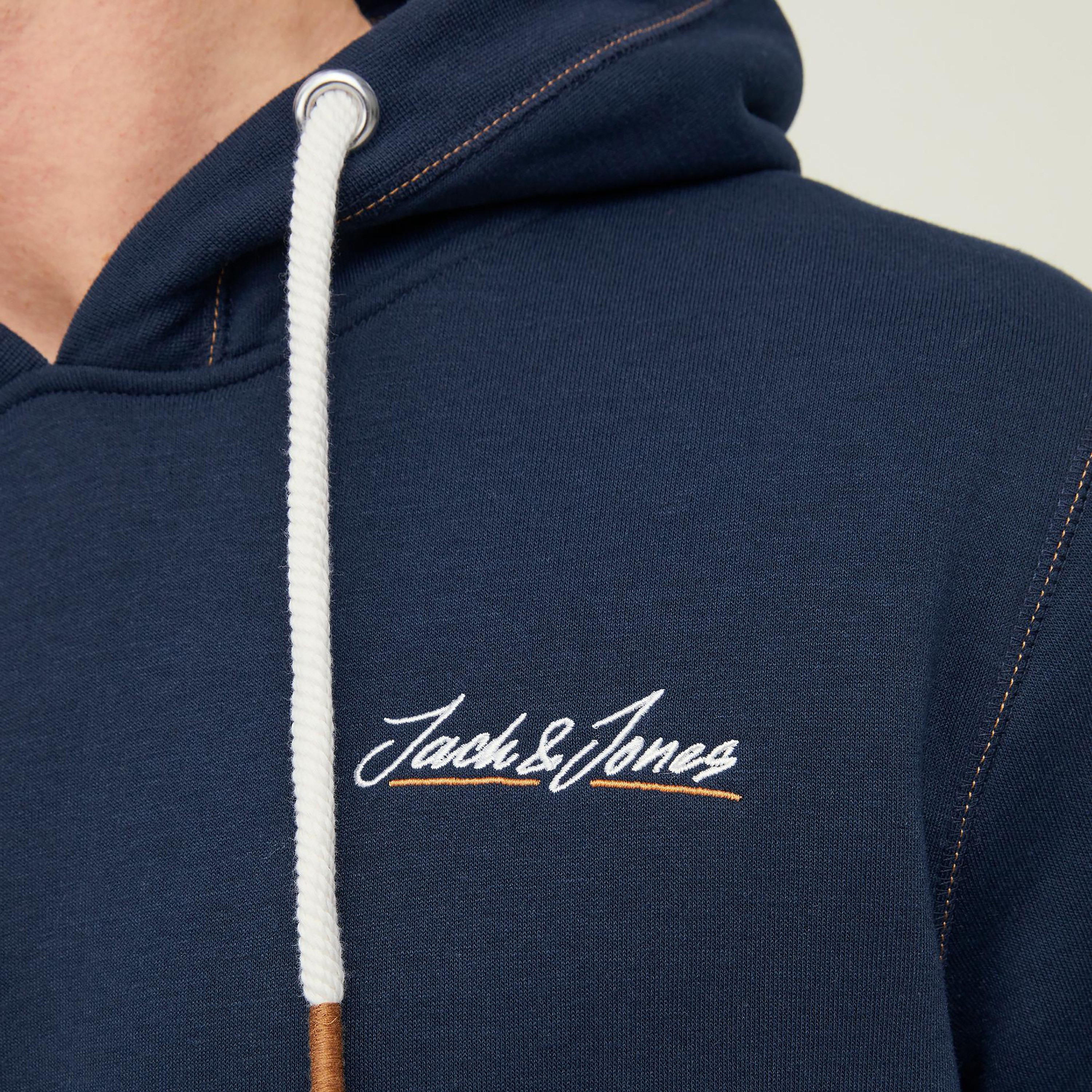 هودي جاك آند جونز بجيب كانغارو سادة بلون ازرق كحلي للرجال-men-winterwear-hoodiesandsweatshirts-image-5
