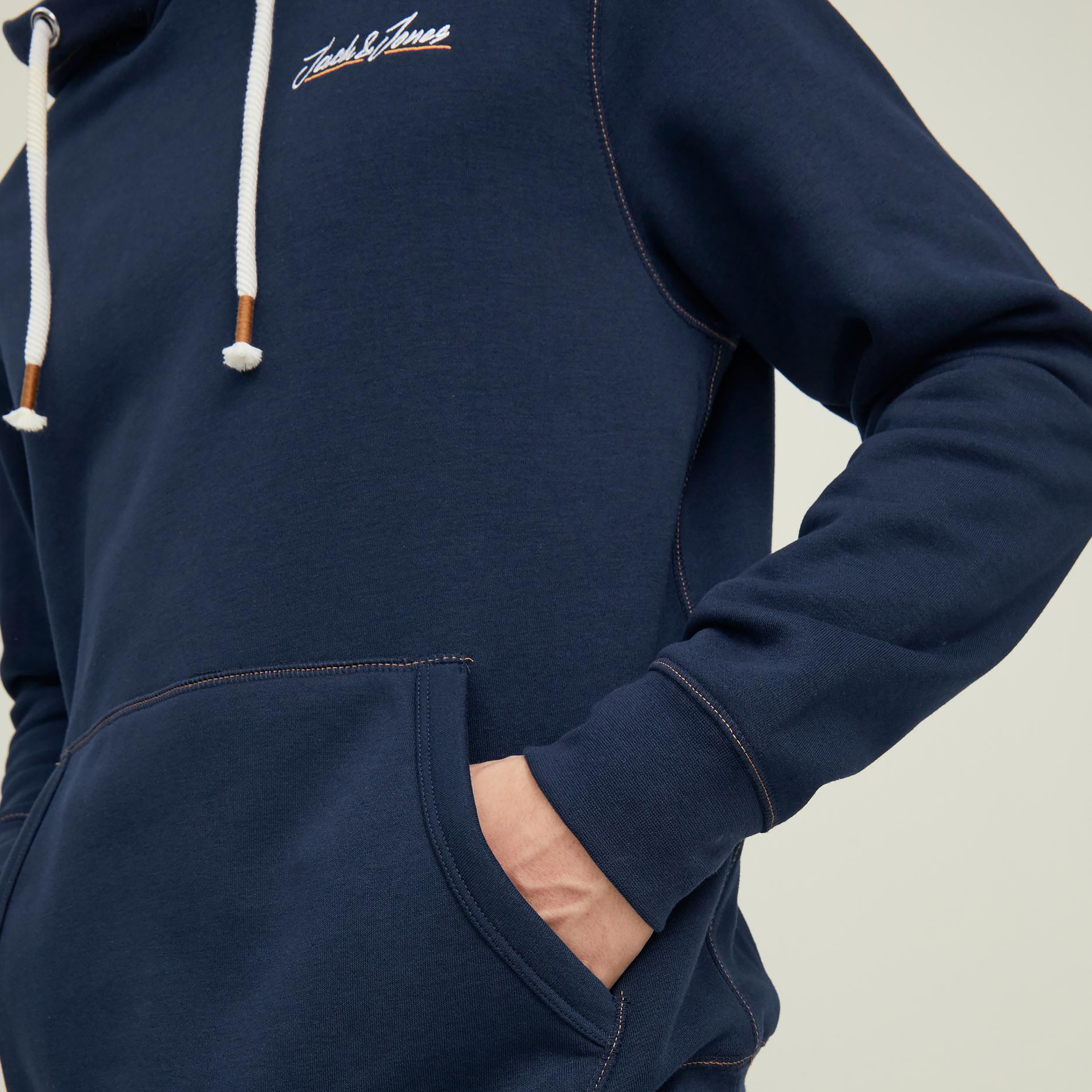 هودي جاك آند جونز بجيب كانغارو سادة بلون ازرق كحلي للرجال-men-winterwear-hoodiesandsweatshirts-image-6