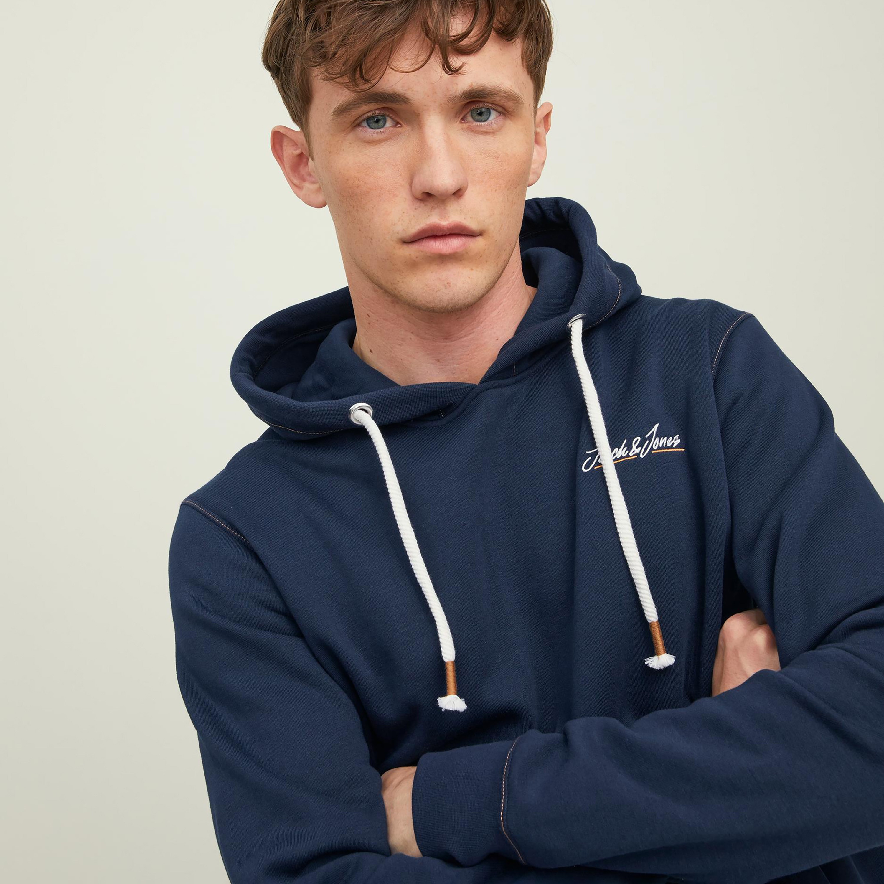 هودي جاك آند جونز بجيب كانغارو سادة بلون ازرق كحلي للرجال-men-winterwear-hoodiesandsweatshirts-image-7