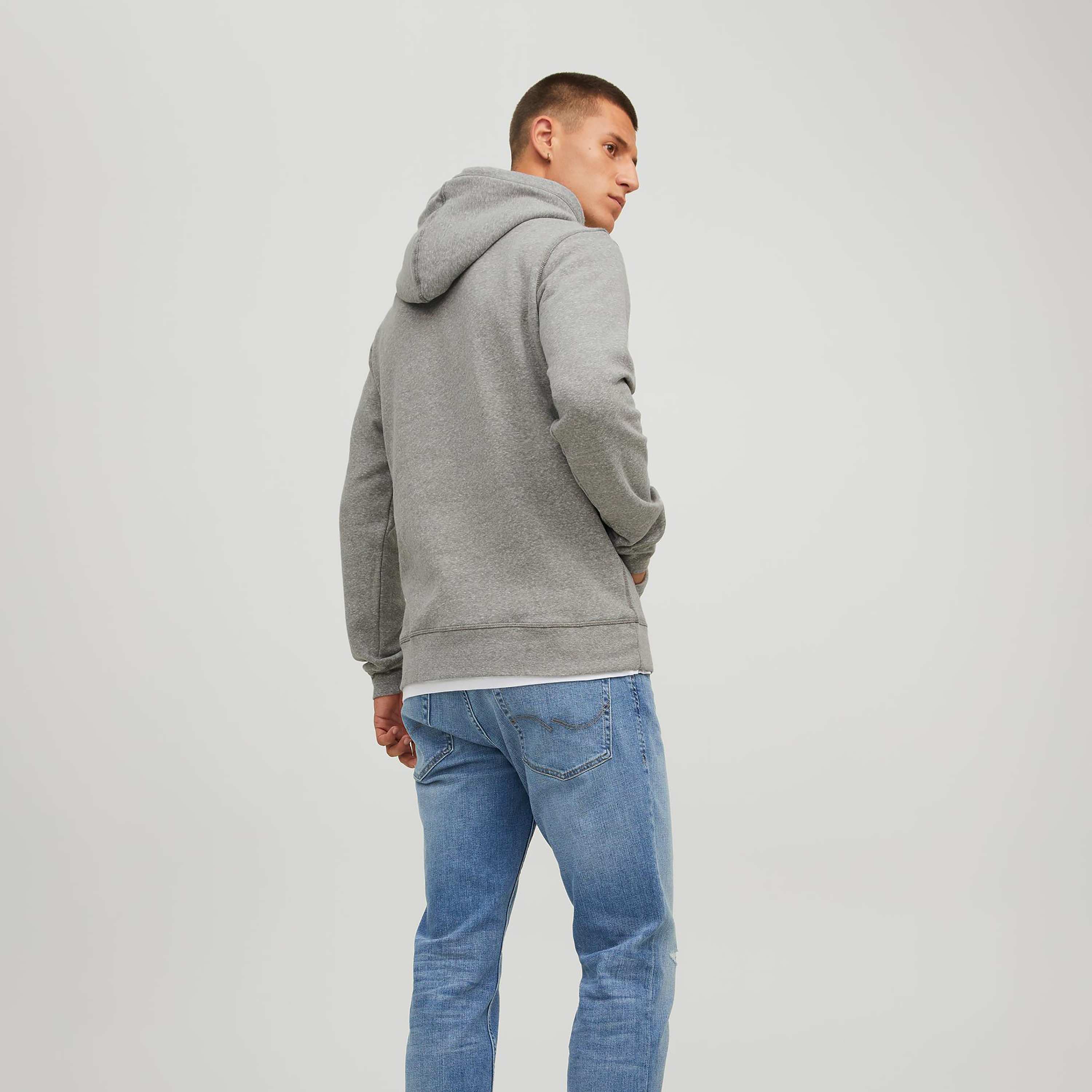 هودي جاك آند جونز بجيب كانغارو سادة بلون ازرق كحلي للرجال-men-winterwear-hoodiesandsweatshirts-image-10