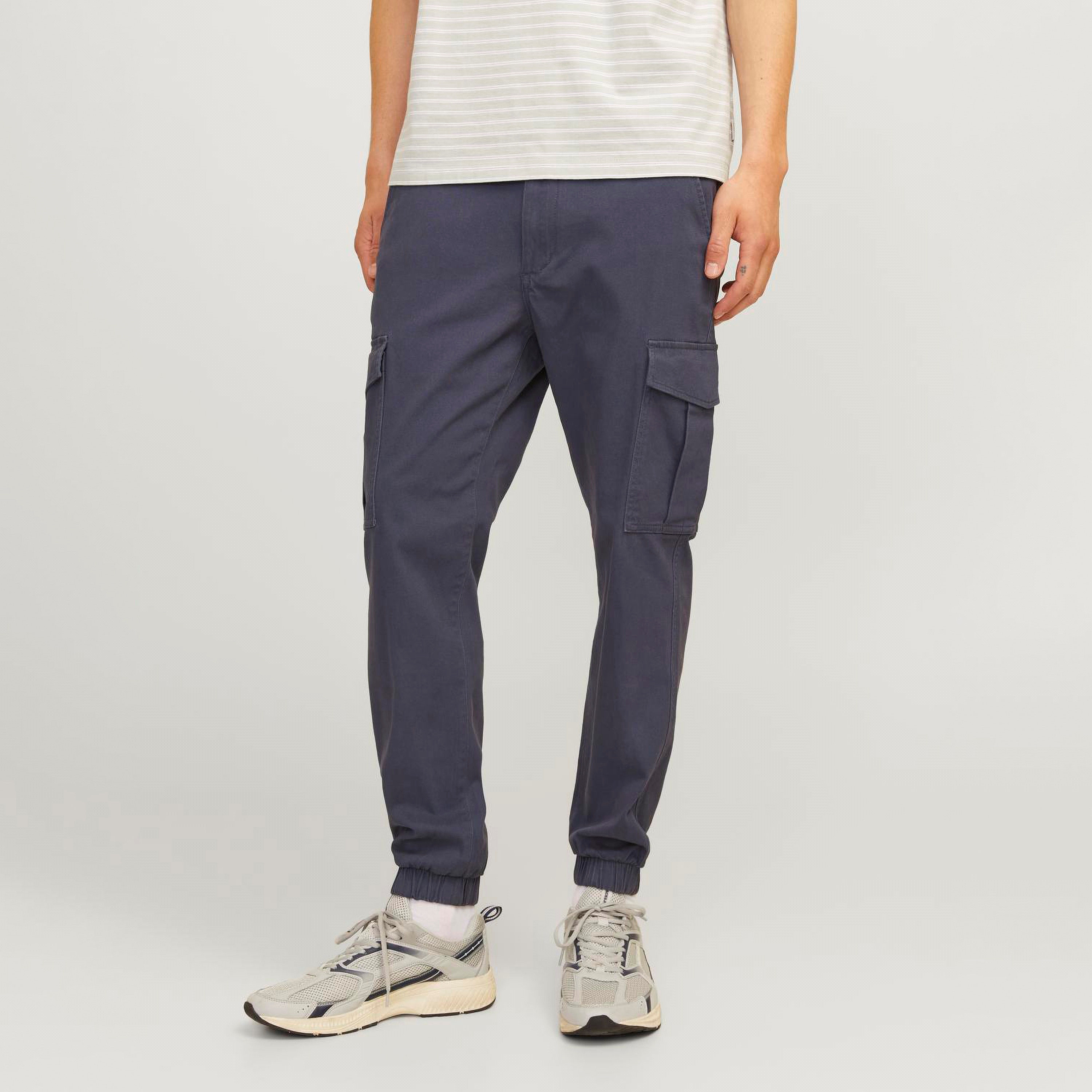 بنطلون كارجو سادة بأزرار متوسطة الارتفاع  من جاك آند جونز -men-clothing-bottoms-joggers-image-1