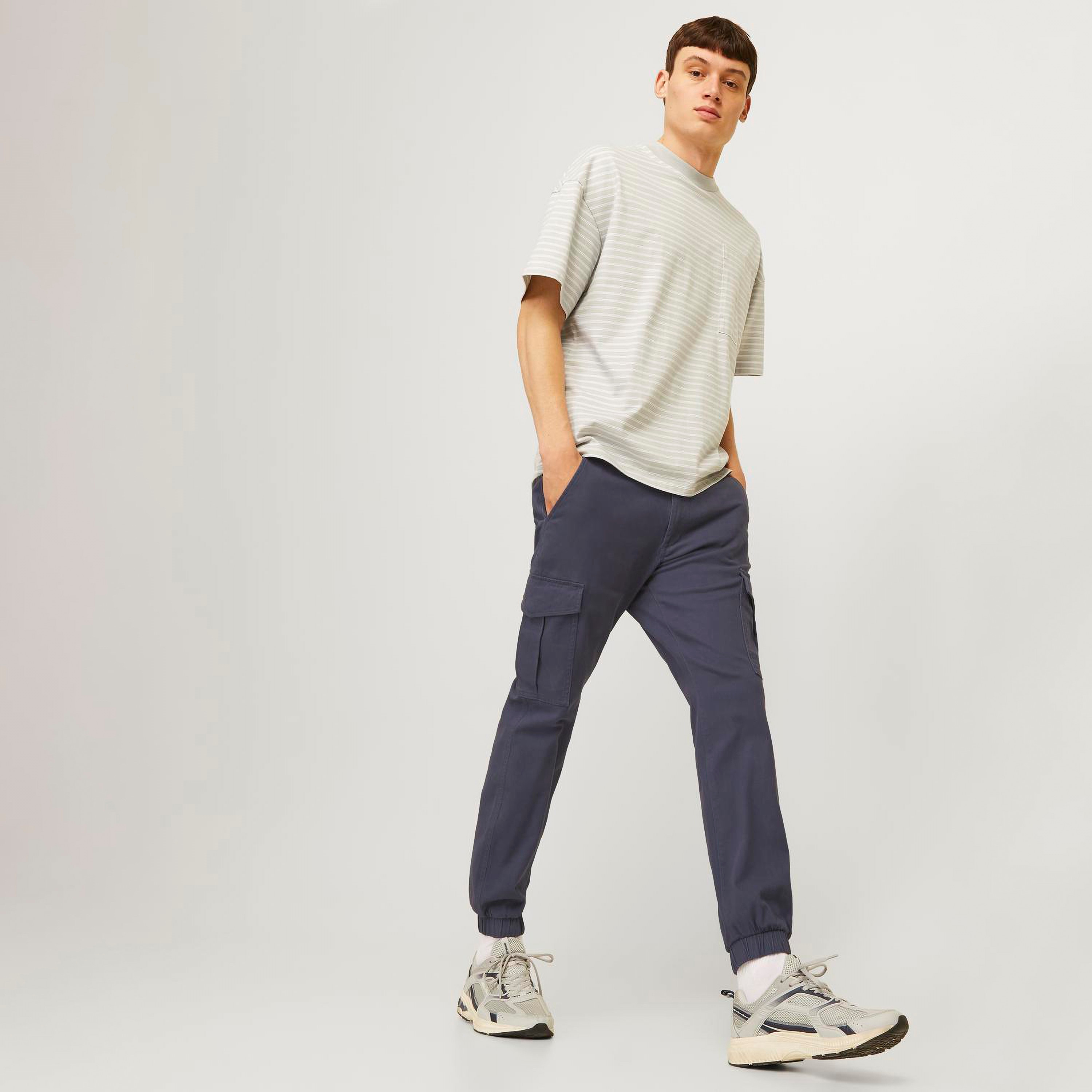 بنطلون كارجو سادة بأزرار متوسطة الارتفاع  من جاك آند جونز -men-clothing-bottoms-joggers-image-2