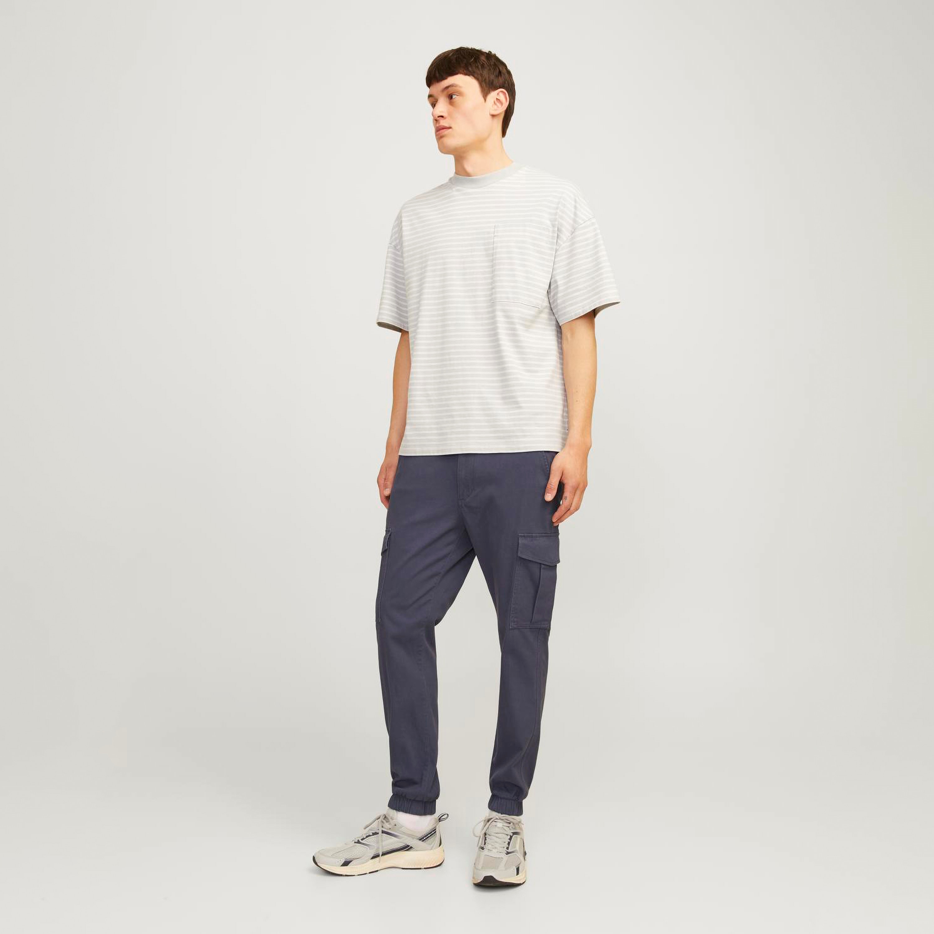 بنطلون كارجو سادة بأزرار متوسطة الارتفاع  من جاك آند جونز -men-clothing-bottoms-joggers-image-2