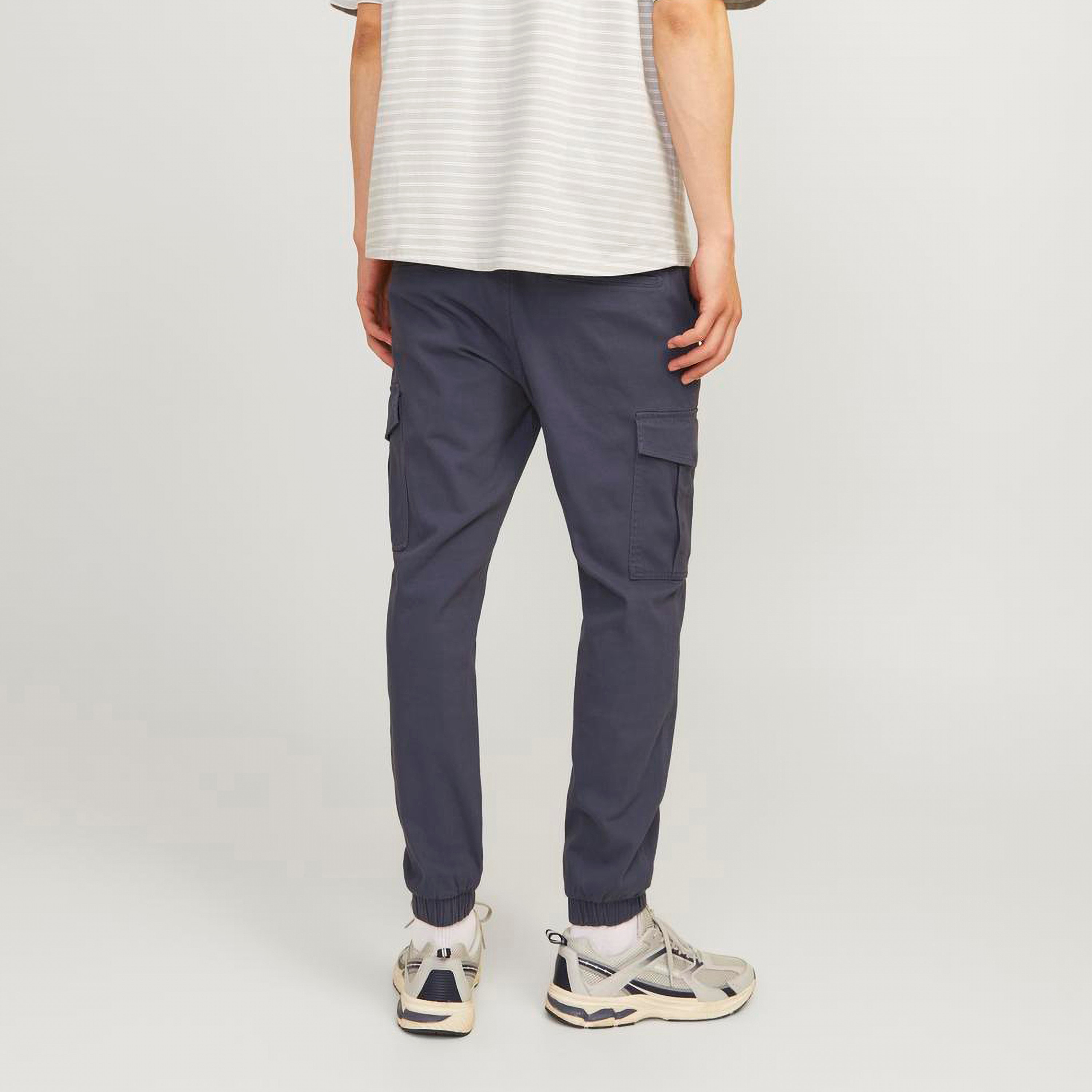 بنطلون كارجو سادة بأزرار متوسطة الارتفاع  من جاك آند جونز -men-clothing-bottoms-joggers-image-4