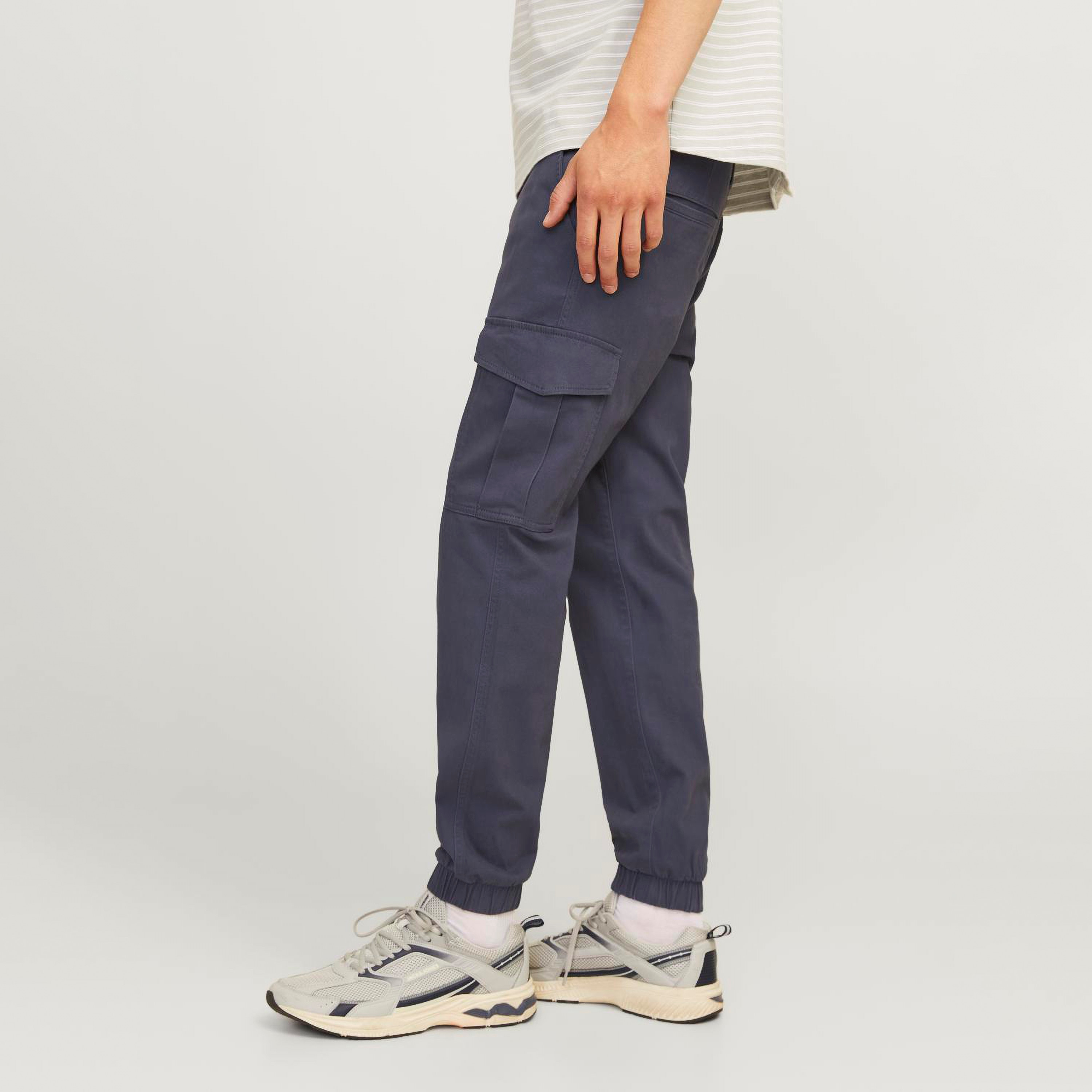 بنطلون كارجو سادة بأزرار متوسطة الارتفاع  من جاك آند جونز -men-clothing-bottoms-joggers-image-5