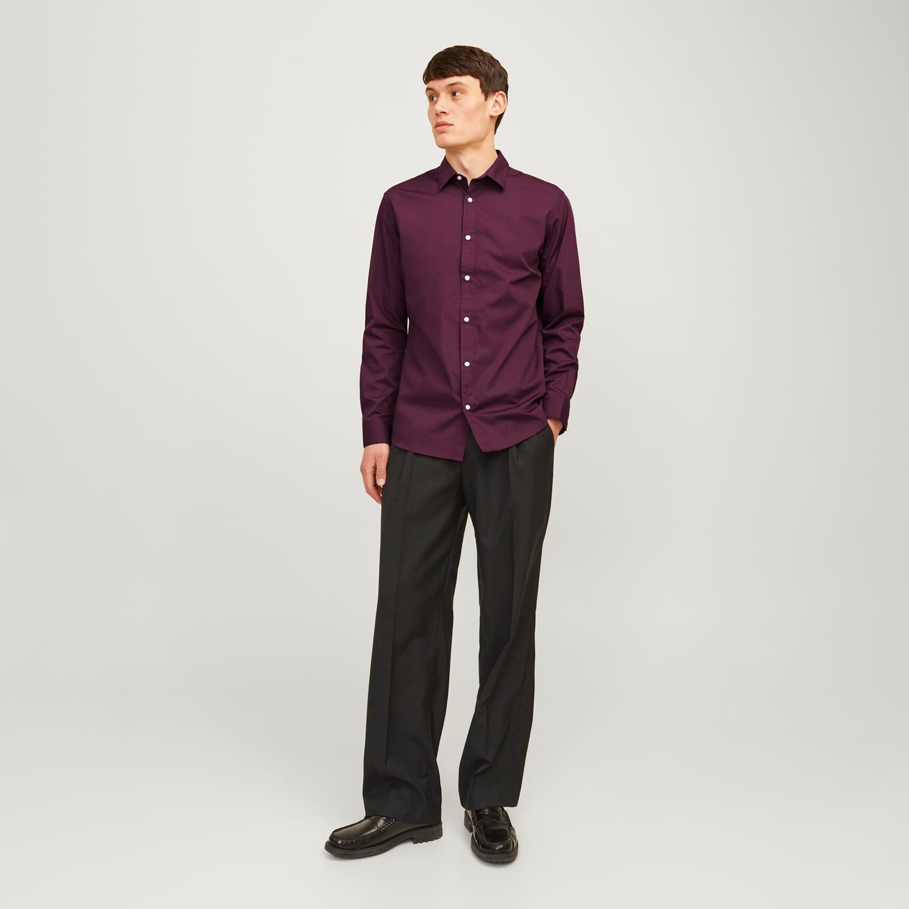 قميص رجالي من جاك آند جونز بقصة ضيقة وياقة منتشرة وأكمام طويلة-men-clothing-shirts-image-7