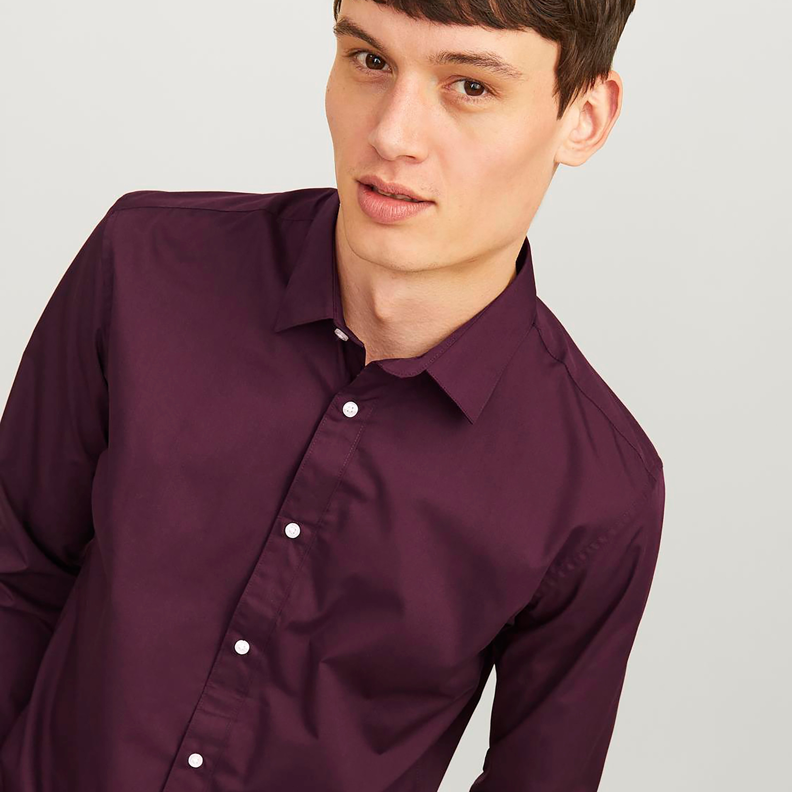 قميص رجالي من جاك آند جونز بقصة ضيقة وياقة منتشرة وأكمام طويلة-men-clothing-shirts-image-8