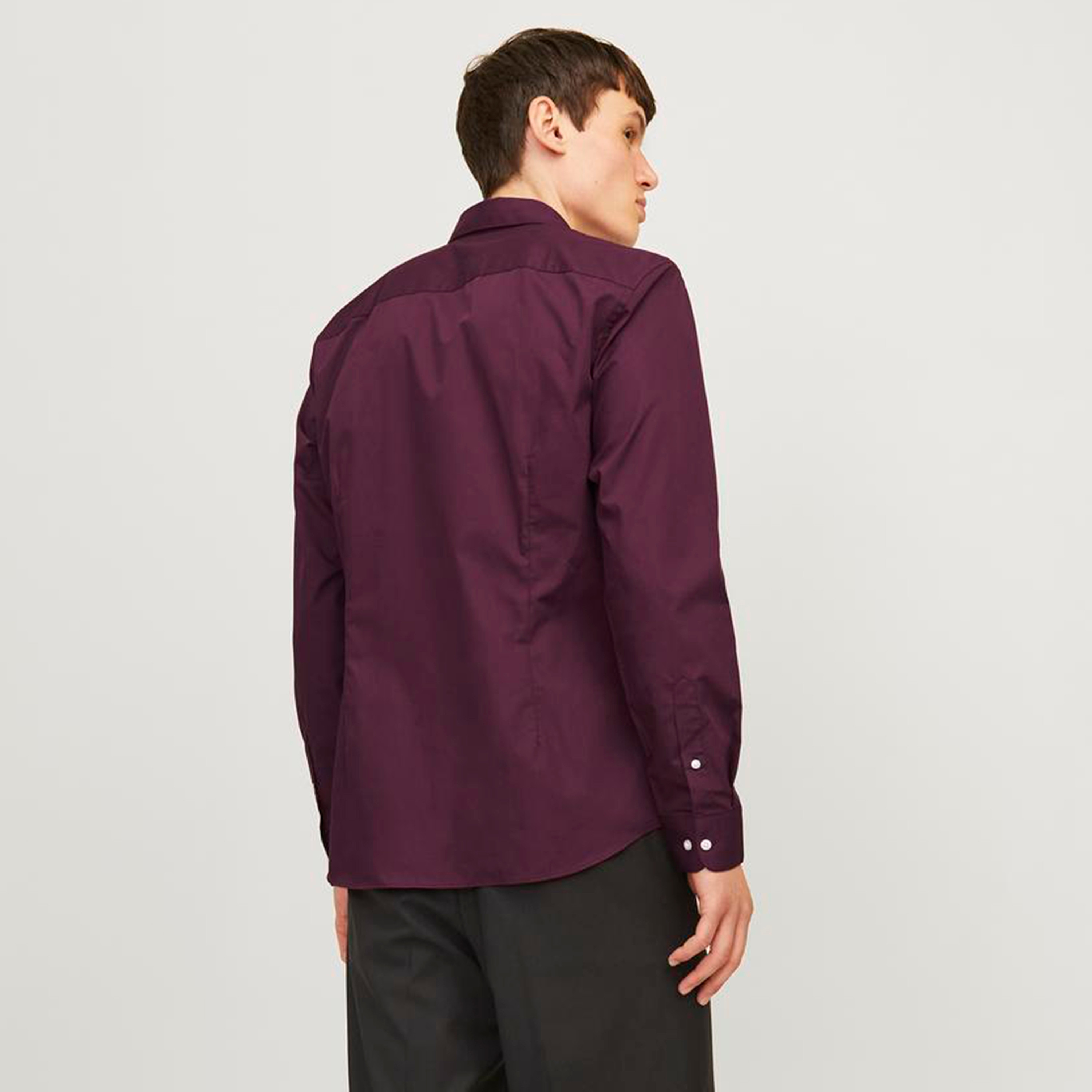 قميص رجالي من جاك آند جونز بقصة ضيقة وياقة منتشرة وأكمام طويلة-men-clothing-shirts-image-10