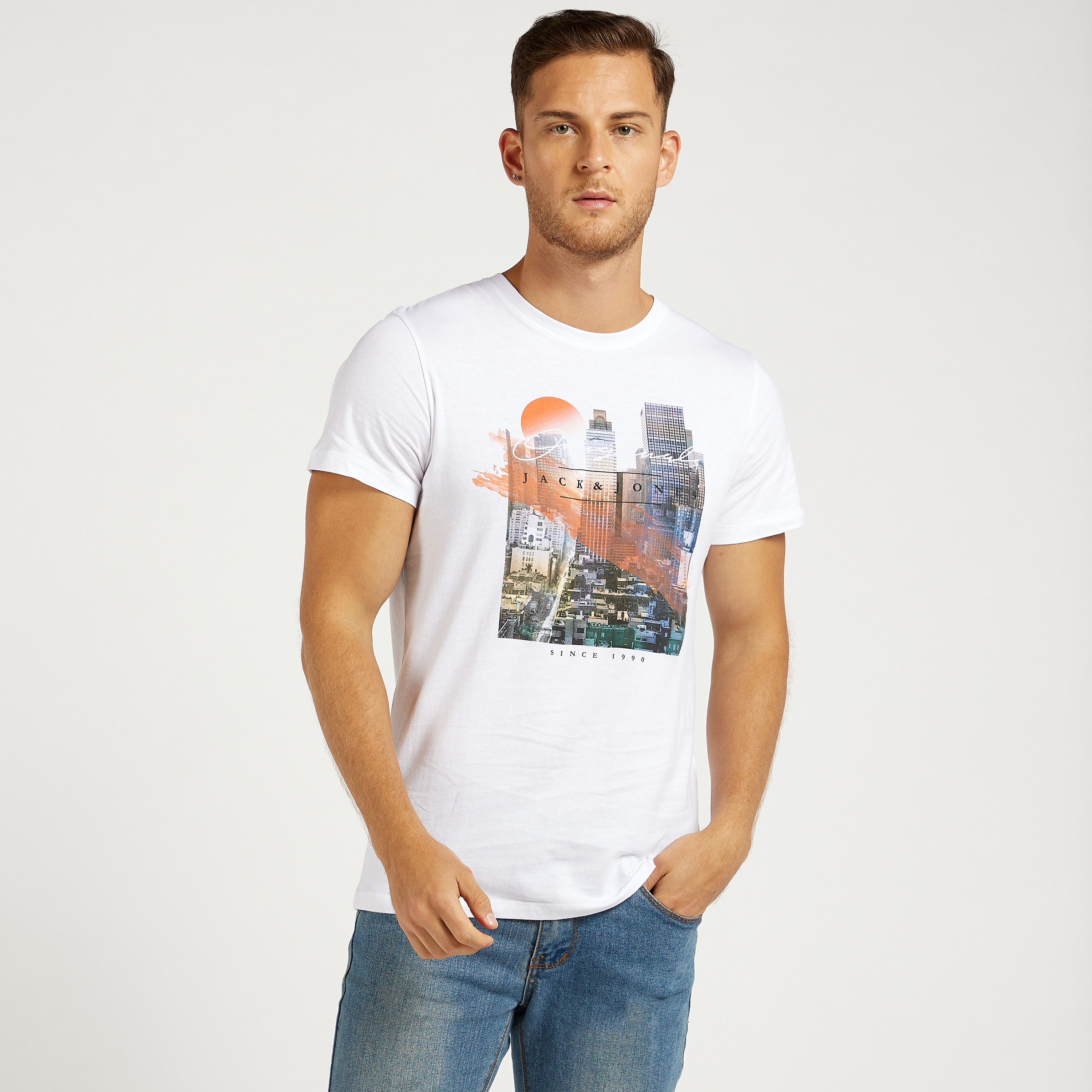 تيشيرت بياقة ضيّقة وأكمام قصيرة وطبعات جرافيك من جاك & جونز-men-clothing-tshirtsandpolos-tshirts-image-1