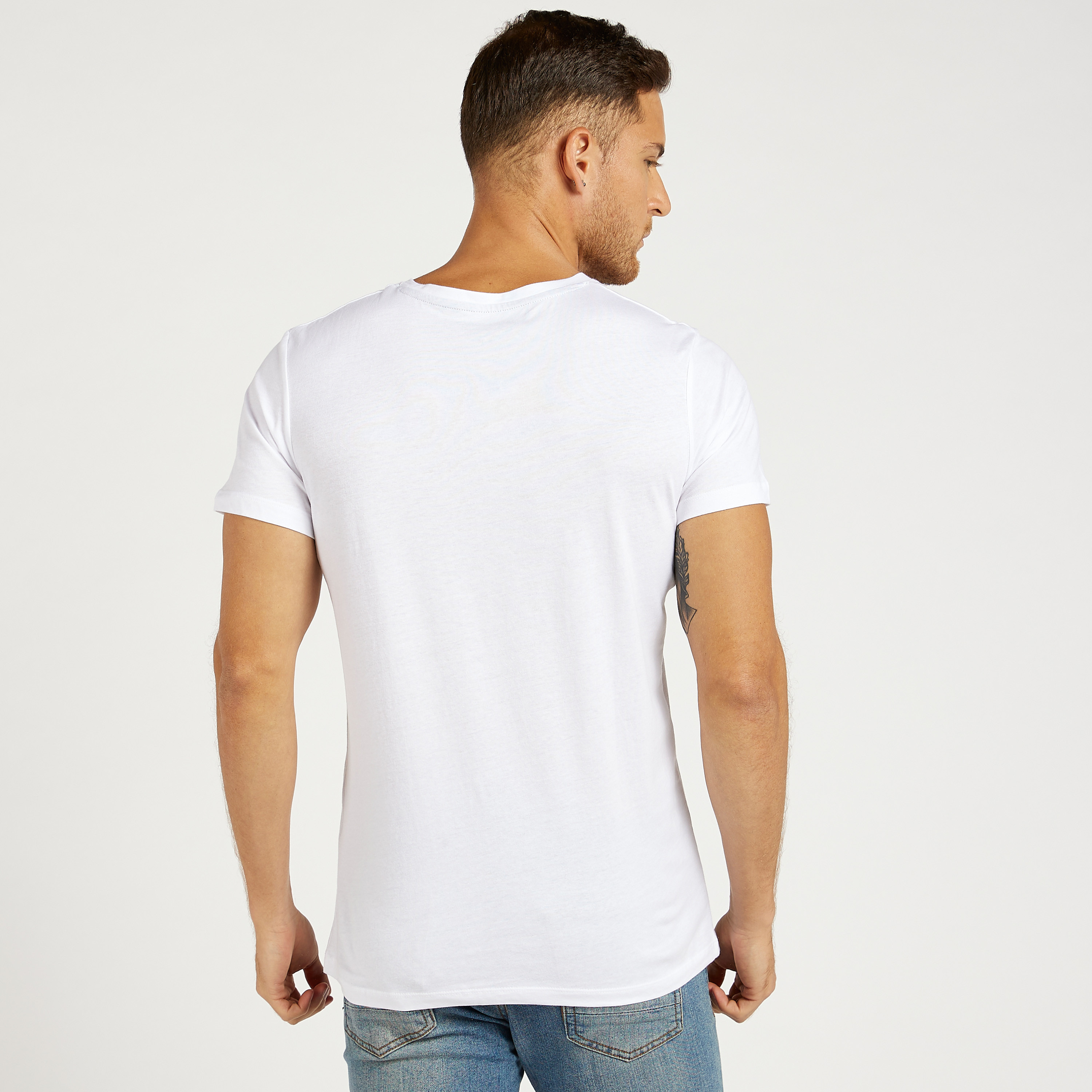تيشيرت بياقة ضيّقة وأكمام قصيرة وطبعات جرافيك من جاك & جونز-men-clothing-tshirtsandpolos-tshirts-image-4