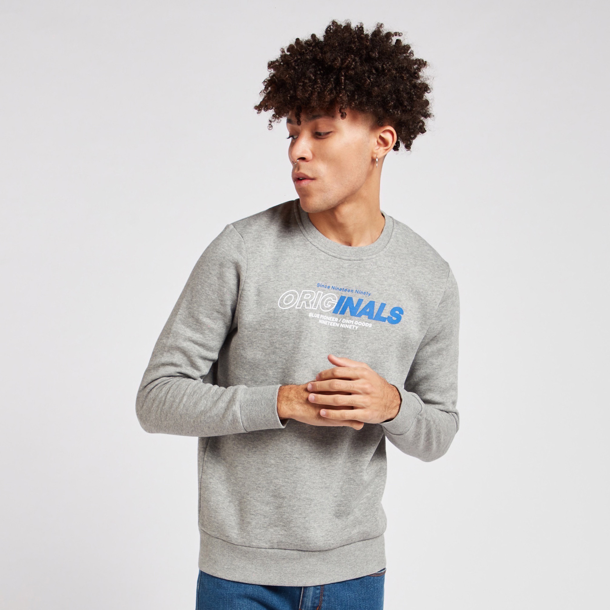 سويت شيرت خفيف بأكمام طويلة وطبعات من جاك & جونز-men-winterwear-hoodiesandsweatshirts-image-1
