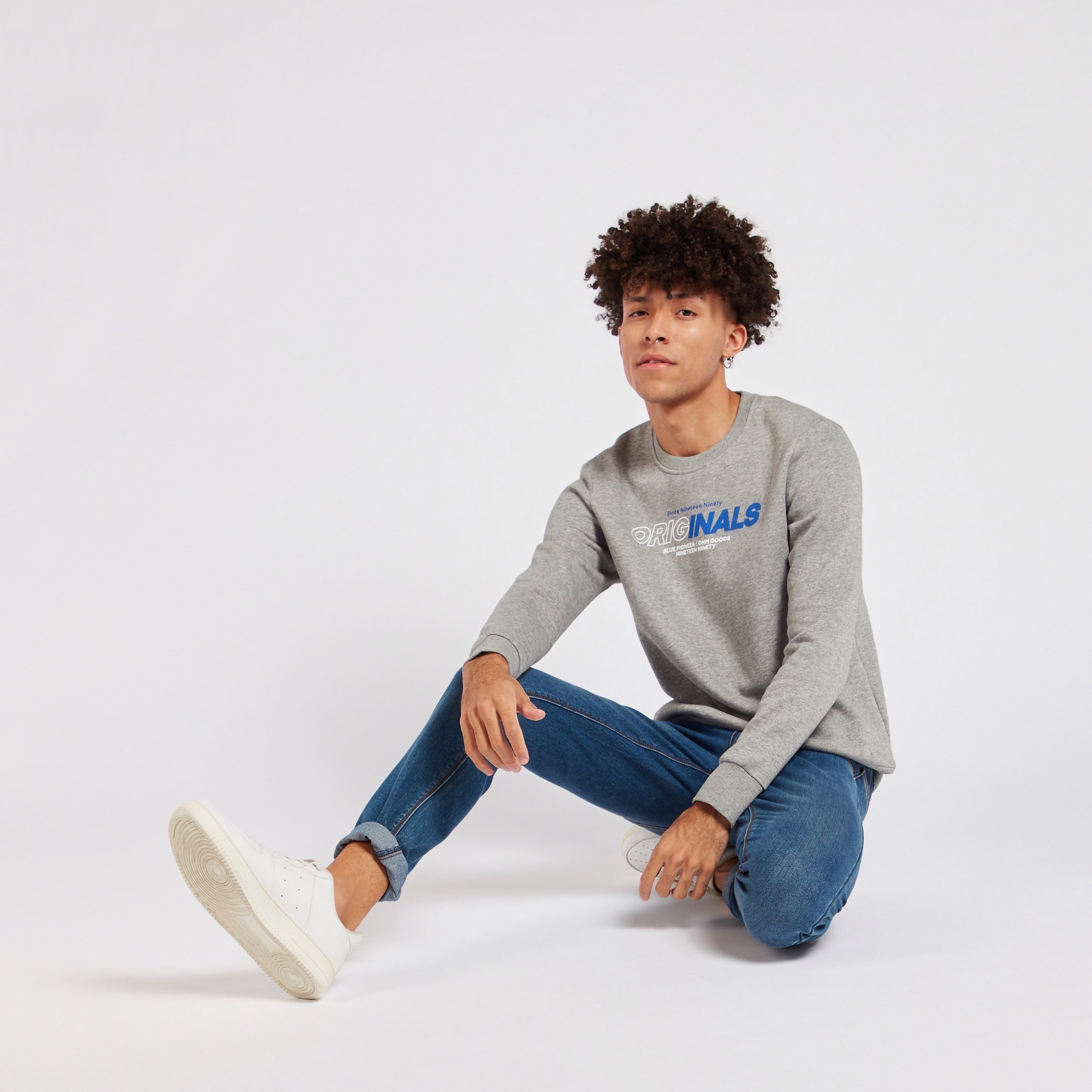 سويت شيرت خفيف بأكمام طويلة وطبعات من جاك & جونز-men-winterwear-hoodiesandsweatshirts-image-2