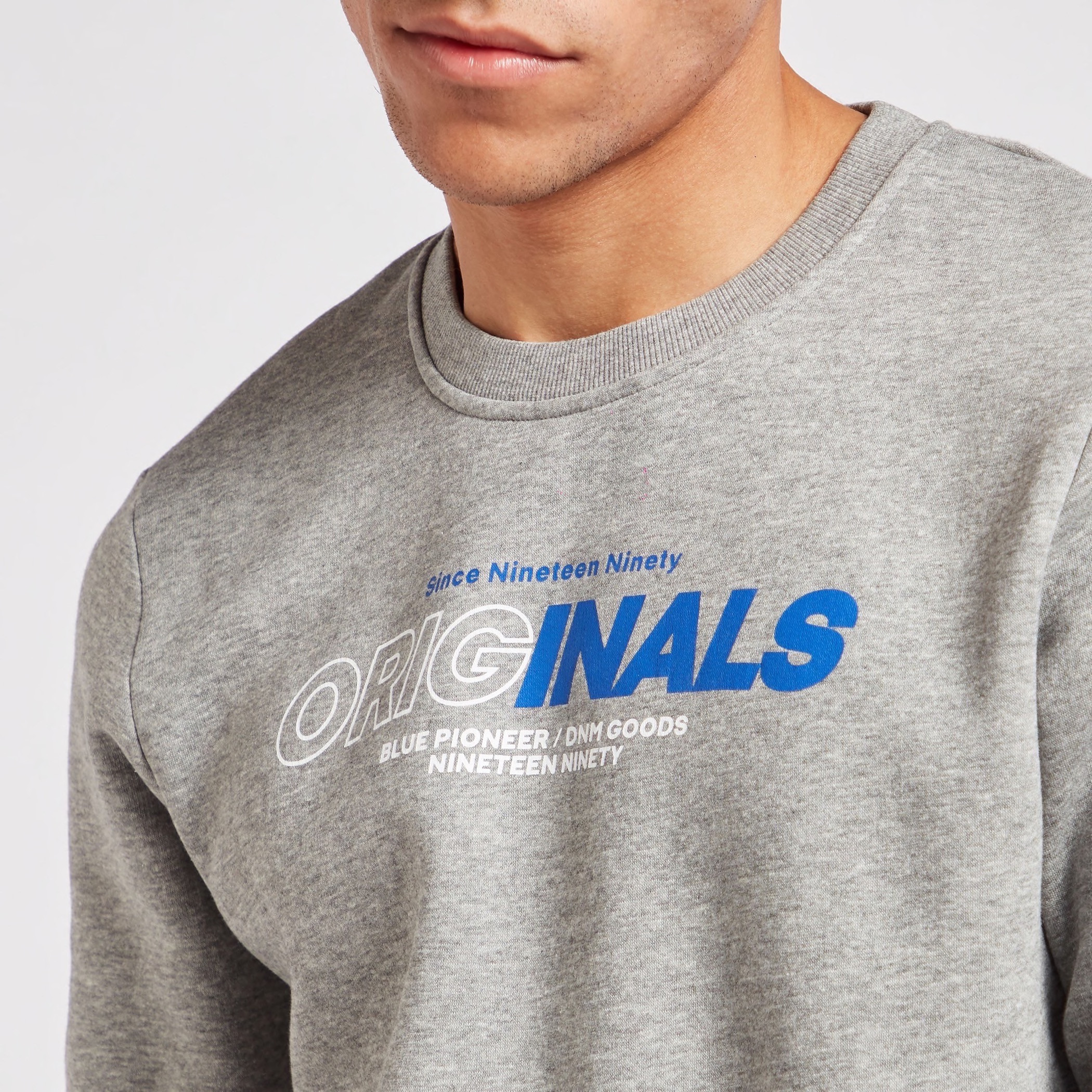 سويت شيرت خفيف بأكمام طويلة وطبعات من جاك & جونز-men-winterwear-hoodiesandsweatshirts-image-3