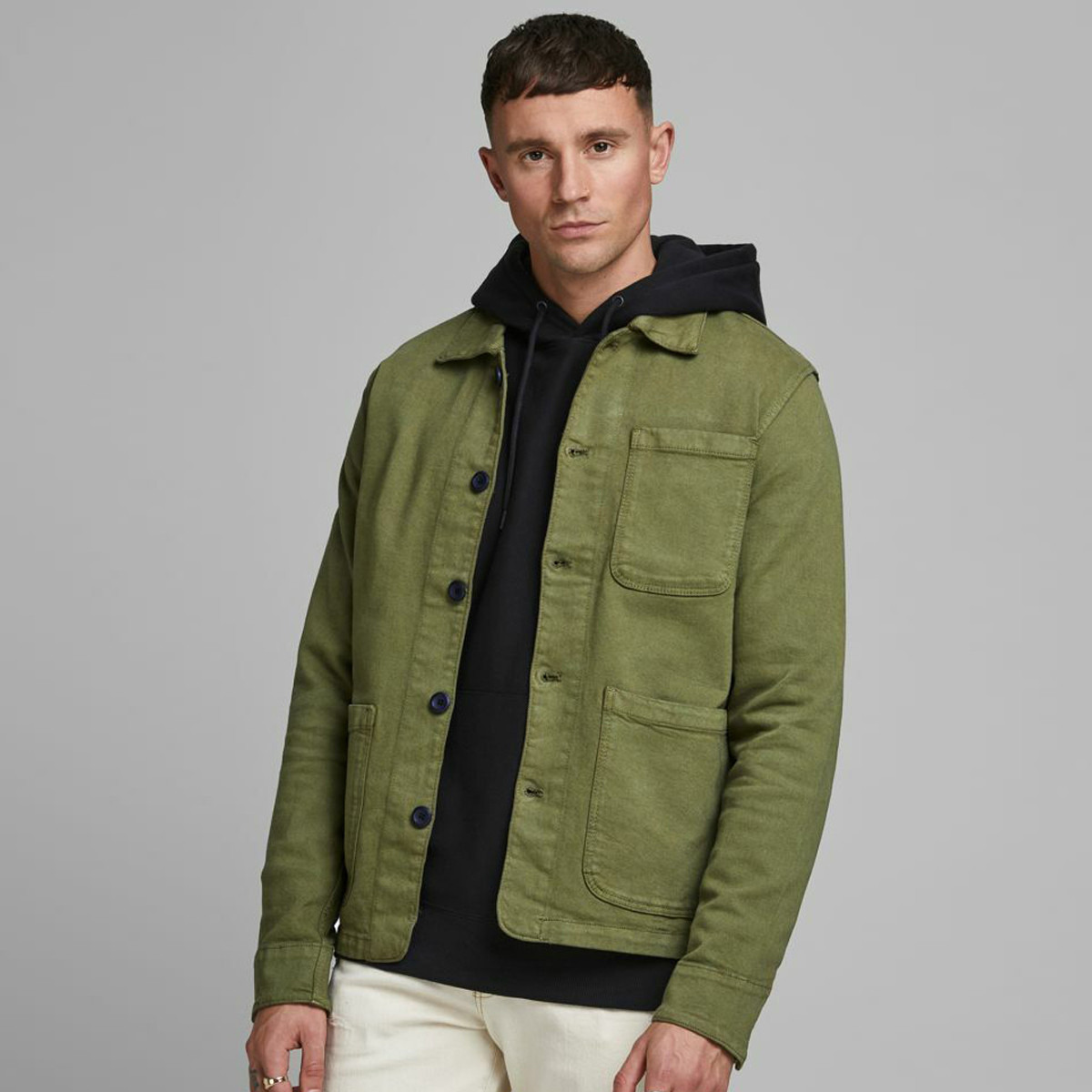 جاكيت دنيم سادة بجيوب وزر إغلاق من جاك أند جونز-men-clothing-jacketsandblazers-jackets-image-1