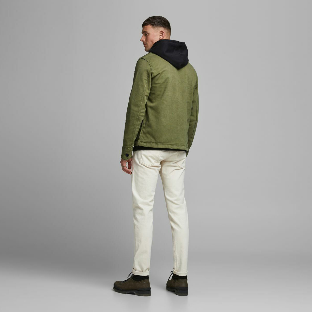 جاكيت دنيم سادة بجيوب وزر إغلاق من جاك أند جونز-men-clothing-jacketsandblazers-jackets-image-2