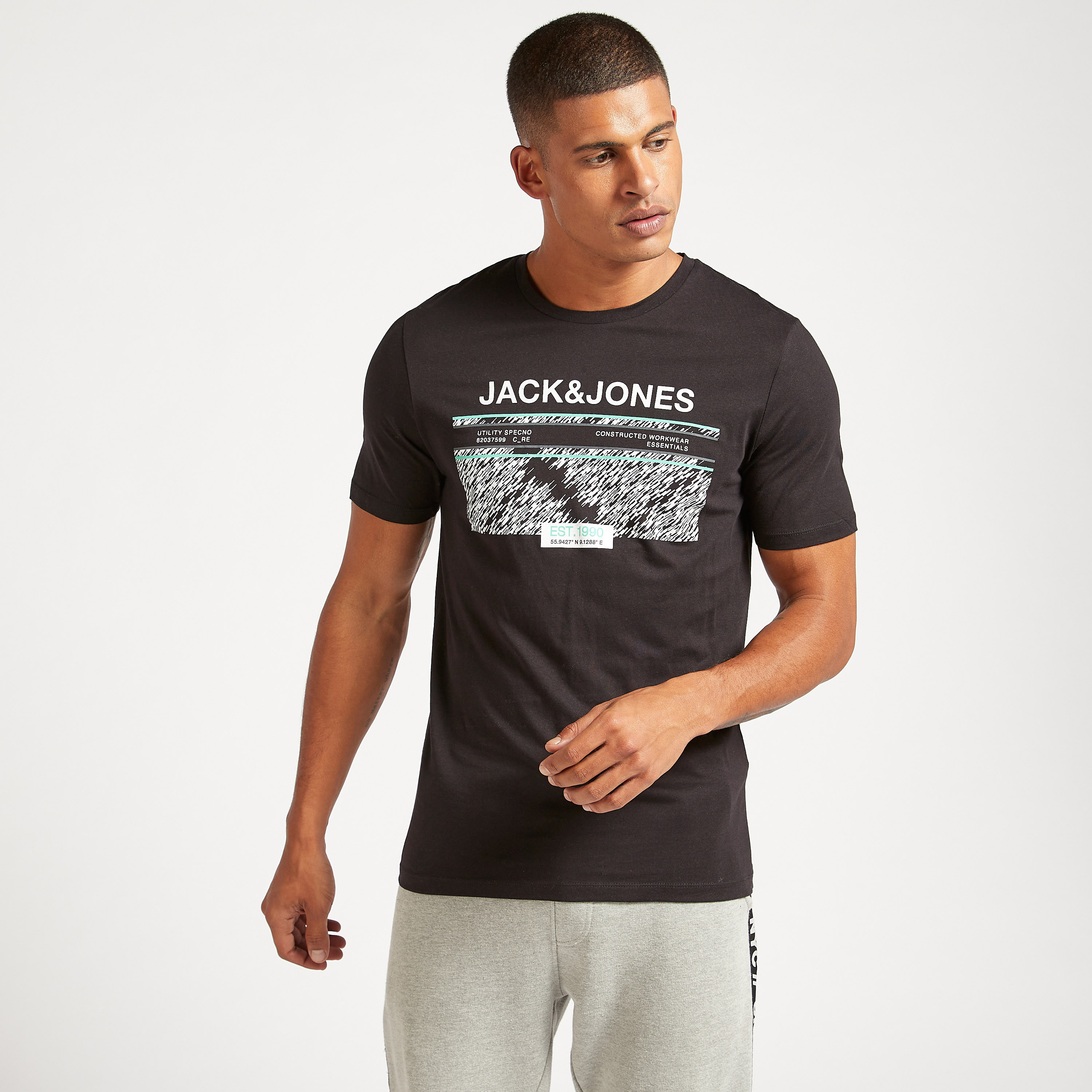 تيشيرت بأكمام قصيرة وياقة ضيّقة وطبعات من جاك & جونز-men-clothing-tshirtsandpolos-tshirts-image-1