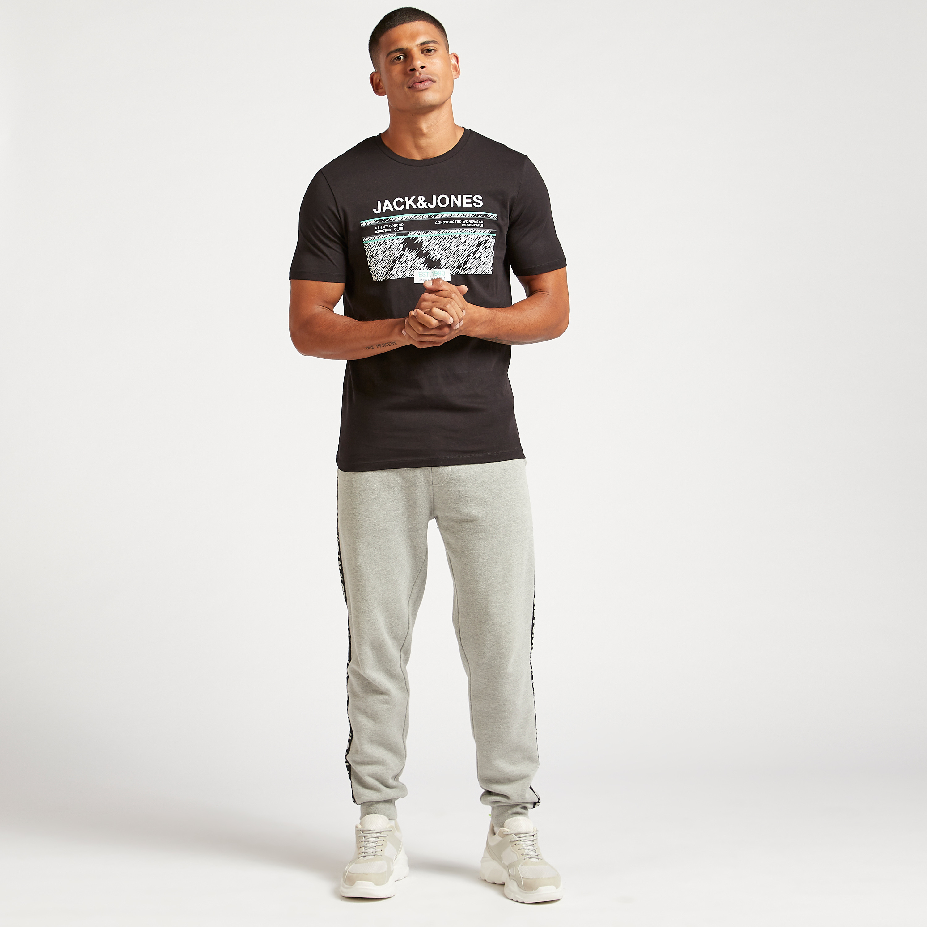 تيشيرت بأكمام قصيرة وياقة ضيّقة وطبعات من جاك & جونز-men-clothing-tshirtsandpolos-tshirts-image-2