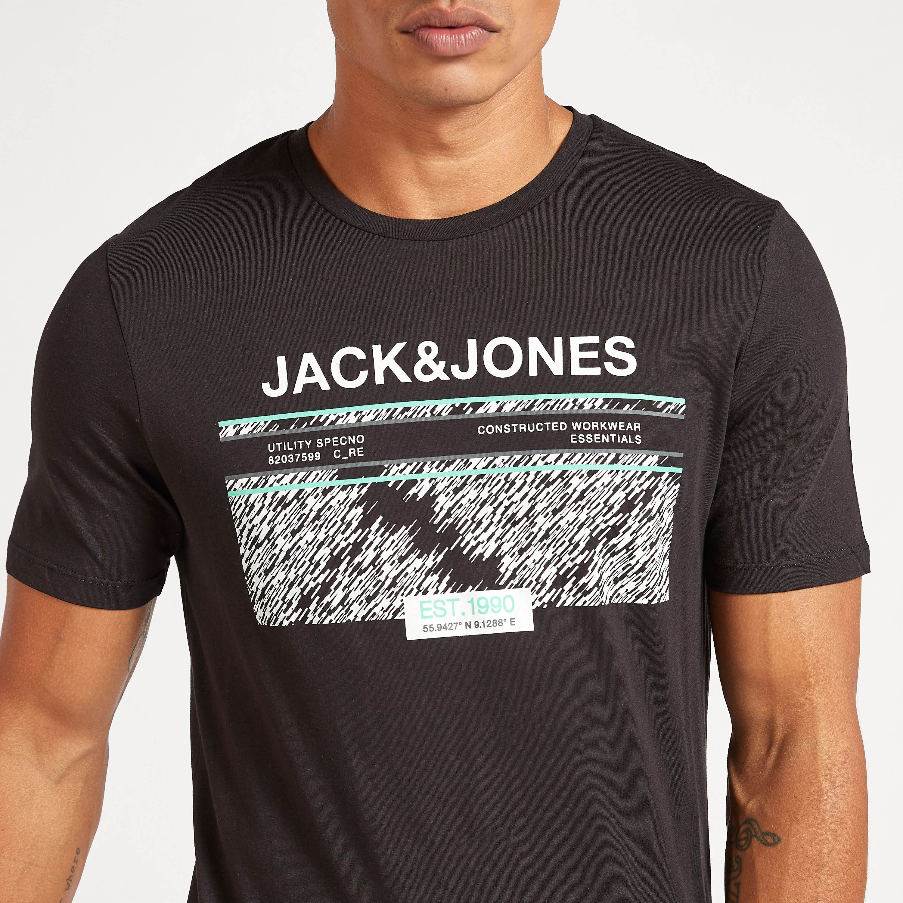 تيشيرت بأكمام قصيرة وياقة ضيّقة وطبعات من جاك & جونز-men-clothing-tshirtsandpolos-tshirts-image-3