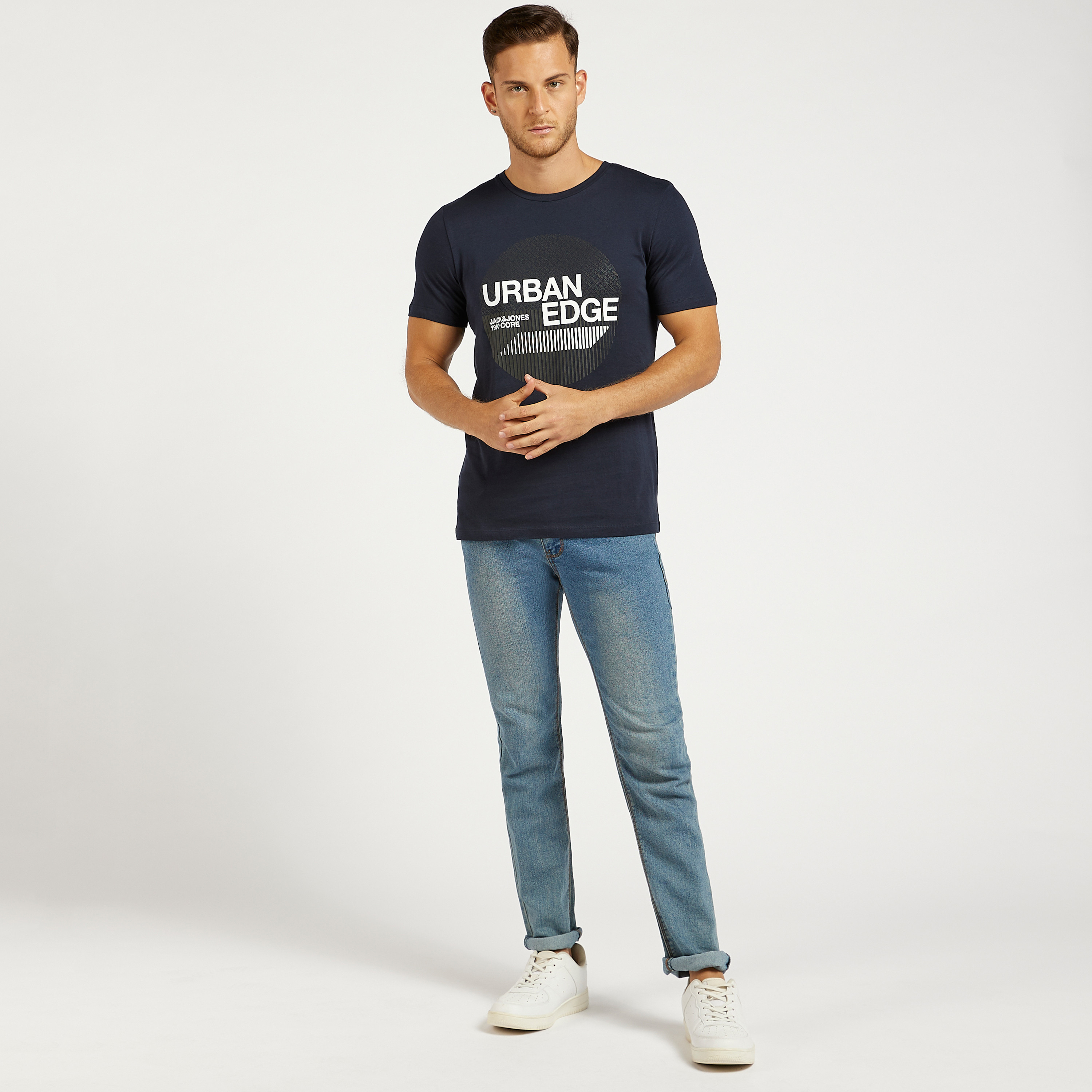 تيشيرت بياقة ضيقة وأكمام قصيرة وطبعات من جاك & جونز-men-clothing-tshirtsandpolos-tshirts-image-2