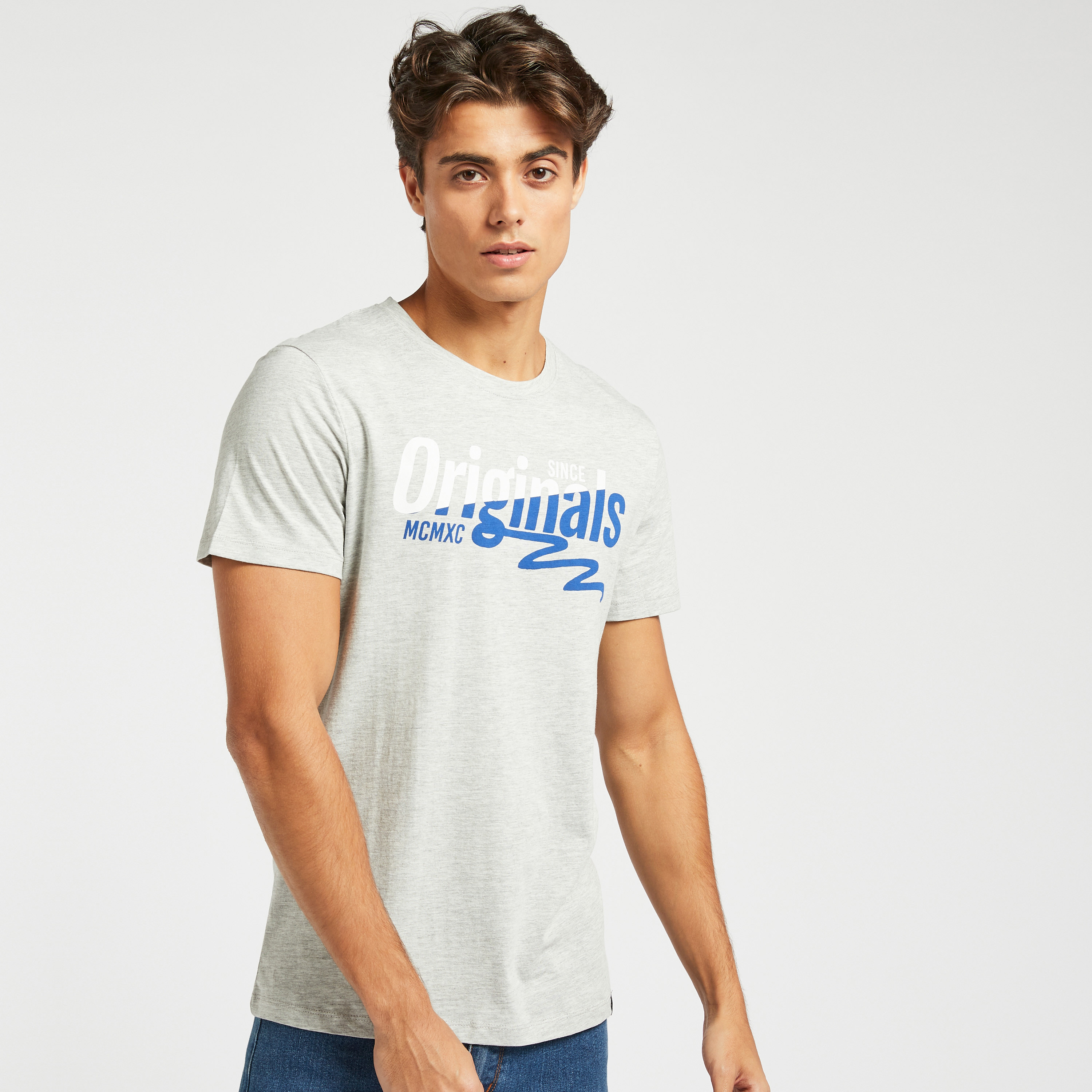 تيشيرت بأكمام قصيرة وياقة ضيّقة وطبعات من جاك & جونز-men-clothing-tshirtsandpolos-tshirts-image-1