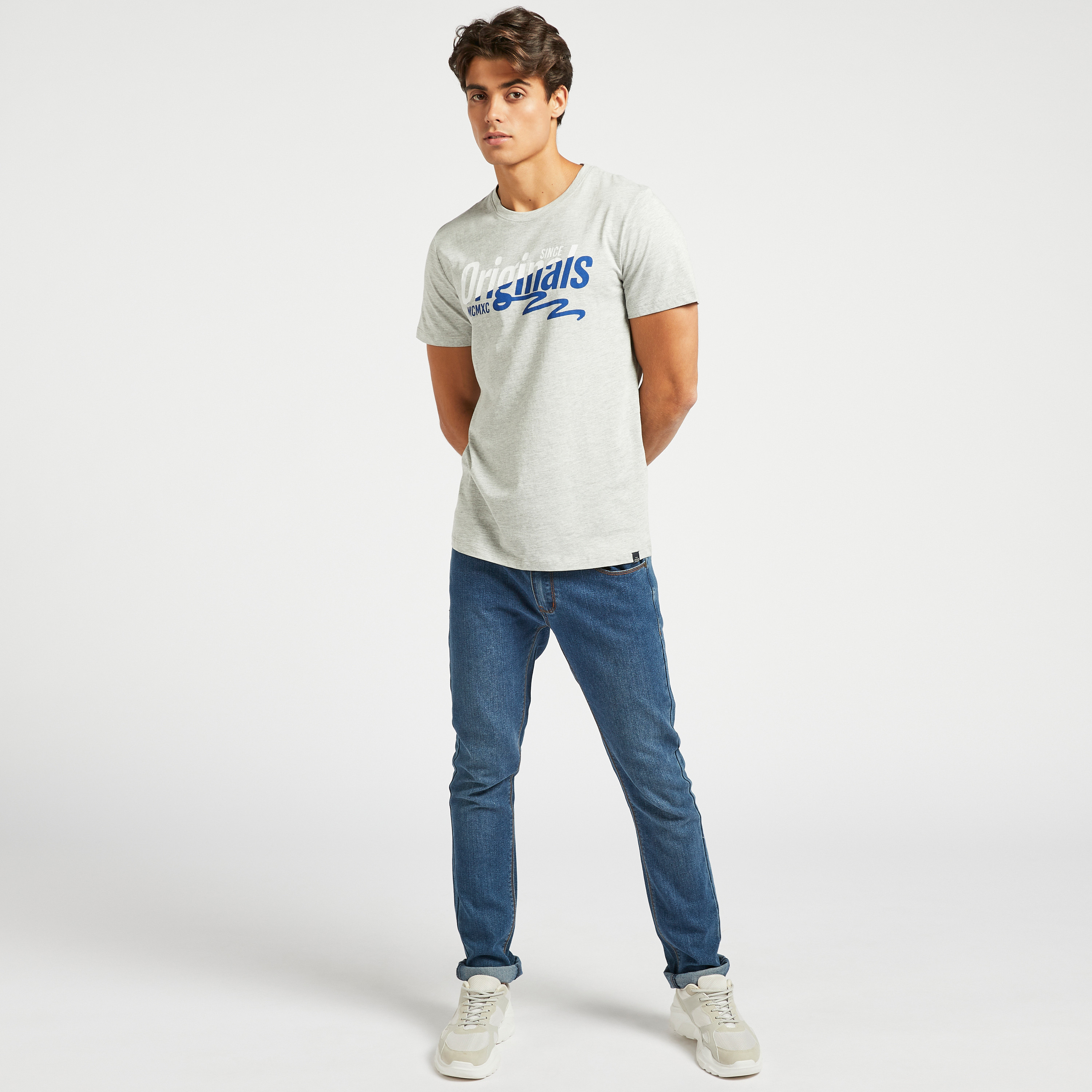 تيشيرت بأكمام قصيرة وياقة ضيّقة وطبعات من جاك & جونز-men-clothing-tshirtsandpolos-tshirts-image-2