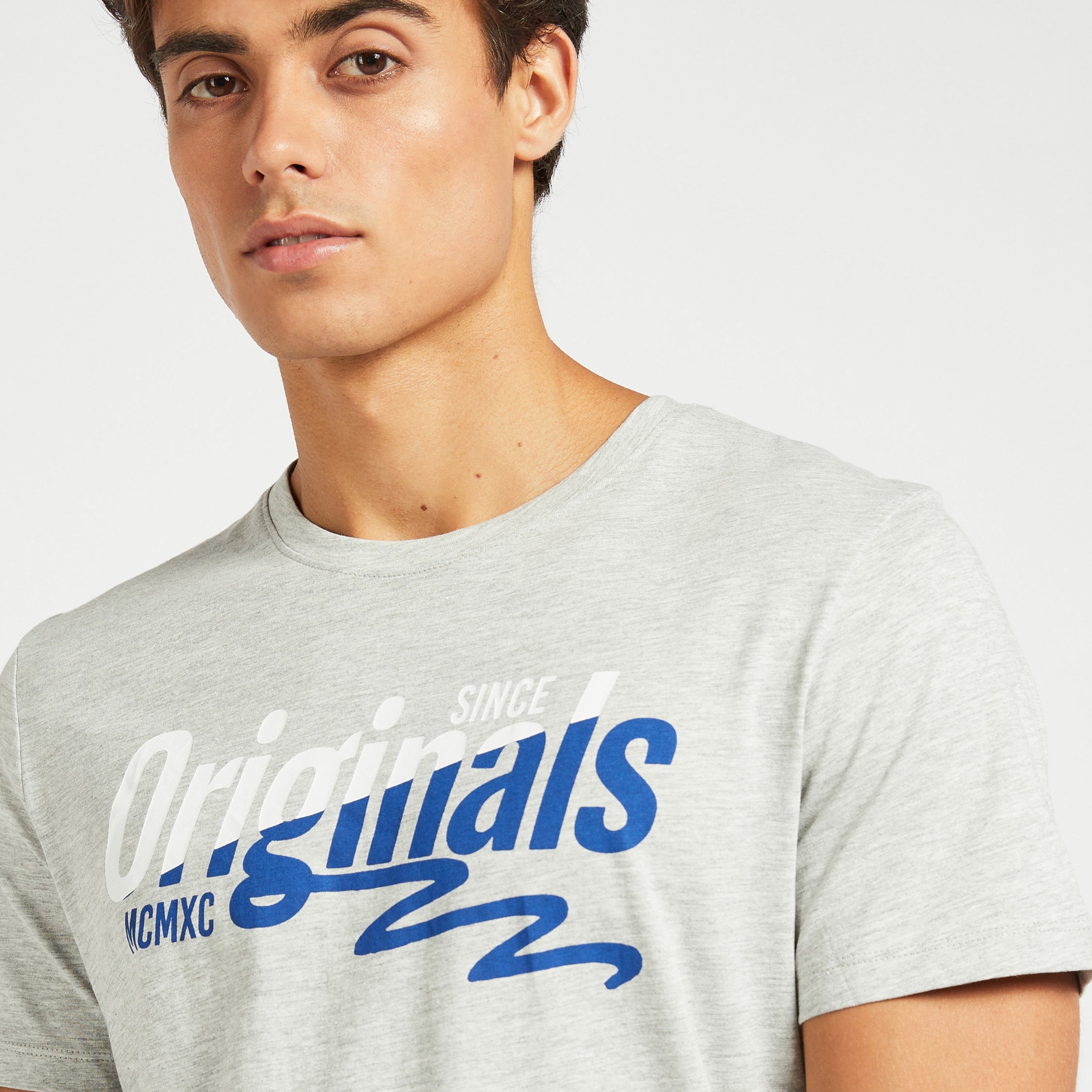 تيشيرت بأكمام قصيرة وياقة ضيّقة وطبعات من جاك & جونز-men-clothing-tshirtsandpolos-tshirts-image-3