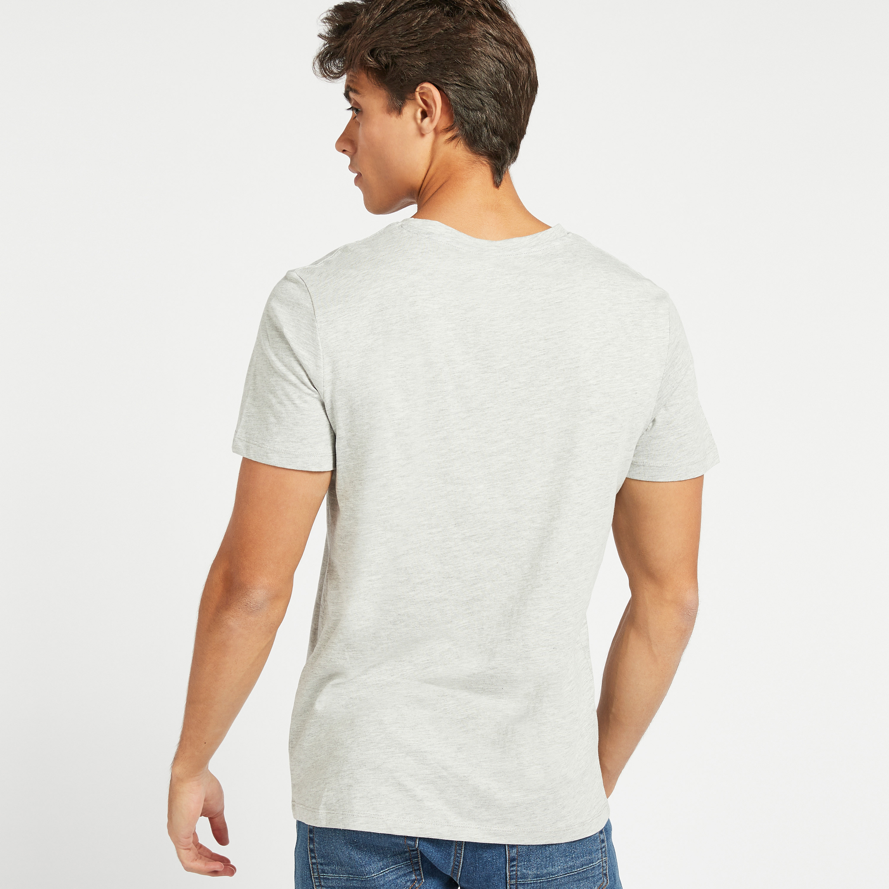 تيشيرت بأكمام قصيرة وياقة ضيّقة وطبعات من جاك & جونز-men-clothing-tshirtsandpolos-tshirts-image-4